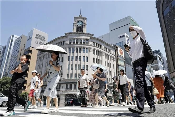 Người dân di chuyển dưới trời nắng nóng tại Tokyo, Nhật Bản.