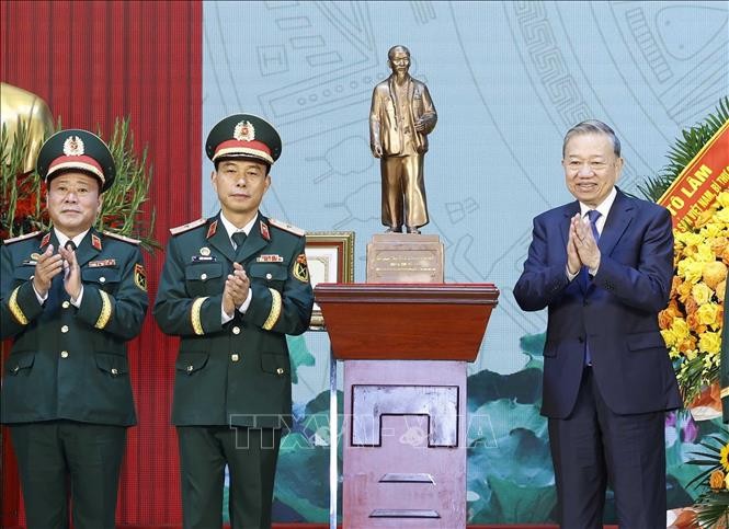 Tổng Bí thư Tô Lâm tặng bức tượng Chủ tịch Hồ Chi Minh cho Binh chủng Công binh.