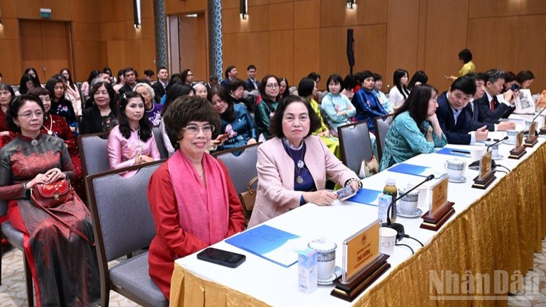 Các nữ đại biểu tham dự cuộc gặp mặt.