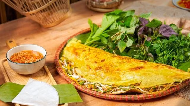 Một biến thể của bánh xèo miền Nam, được du khách yêu thích.