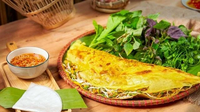 Một biến thể của bánh xèo miền Nam, được du khách yêu thích.