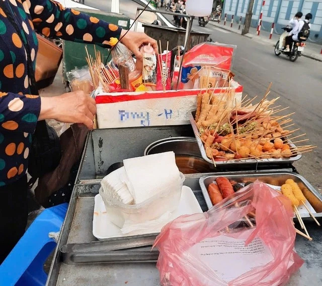 Bộ Y tế đề xuất không đeo găng tay, không cắt ngắn móng tay khi tiếp xúc trực tiếp với thực phẩm, đeo đồng hồ, vòng, lắc khi bán hàng ăn bị phạt từ 2 - 4 triệu đồng.