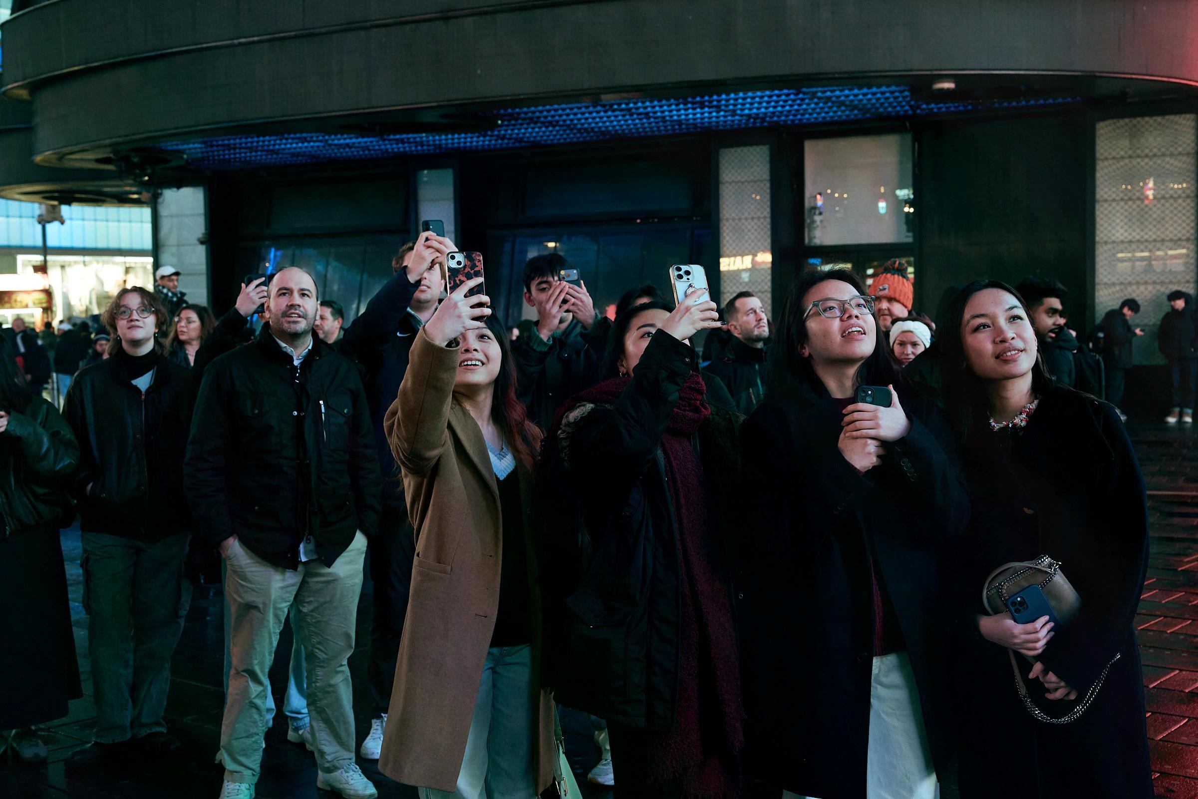 Khác với hầu hết những đoạn phim quảng cáo thường thấy tại Quảng trường Thời Đại, hình ảnh đất nước Việt Nam xuất hiện đã ngay lập tức thu hút sự chú ý của hàng trăm người dân Mỹ.