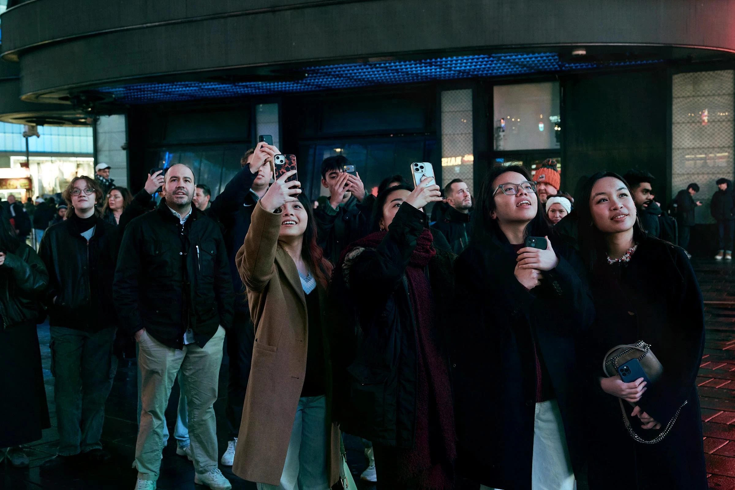 Khác với hầu hết những đoạn phim quảng cáo thường thấy tại Quảng trường Thời Đại, hình ảnh đất nước Việt Nam xuất hiện đã ngay lập tức thu hút sự chú ý của hàng trăm người dân Mỹ.