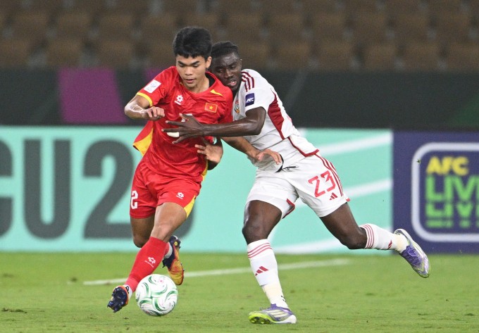 Tiền đạo Nguyễn Lê Phát đi bóng trong trận Việt Nam thắng UAE ở tứ kết U23 châu Á trên sân Prince Abdullah Al-Faisal, thành phố Jeddah, Arab Saudi tối 16/1/2026.
