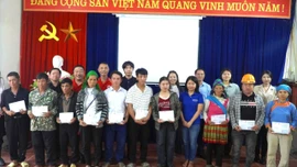 Trao hỗ trợ, bàn giao nhà mới cho hộ dân vùng lũ huyện Bát Xát