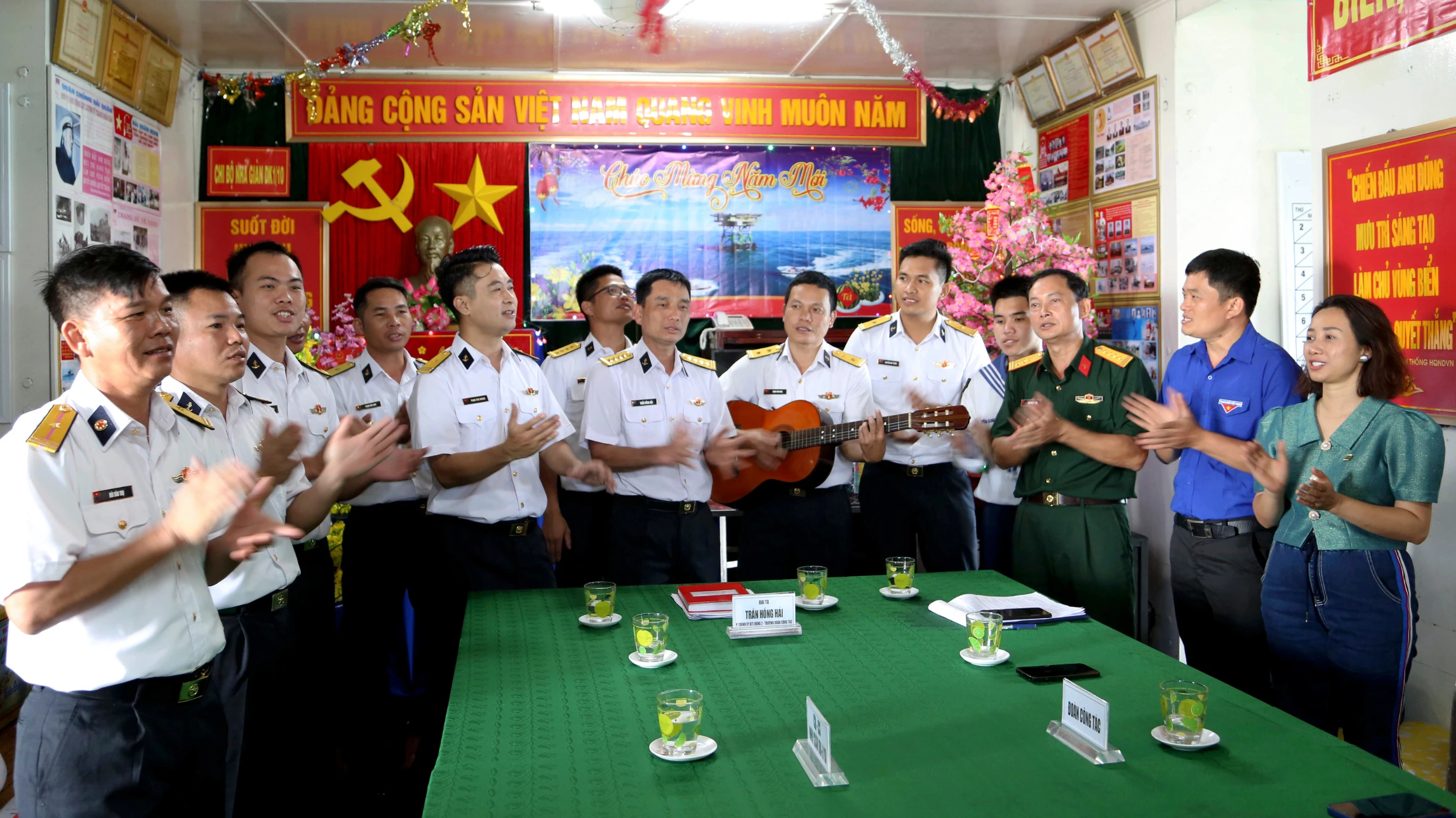 Tết sớm ở Nhà giàn DK1.