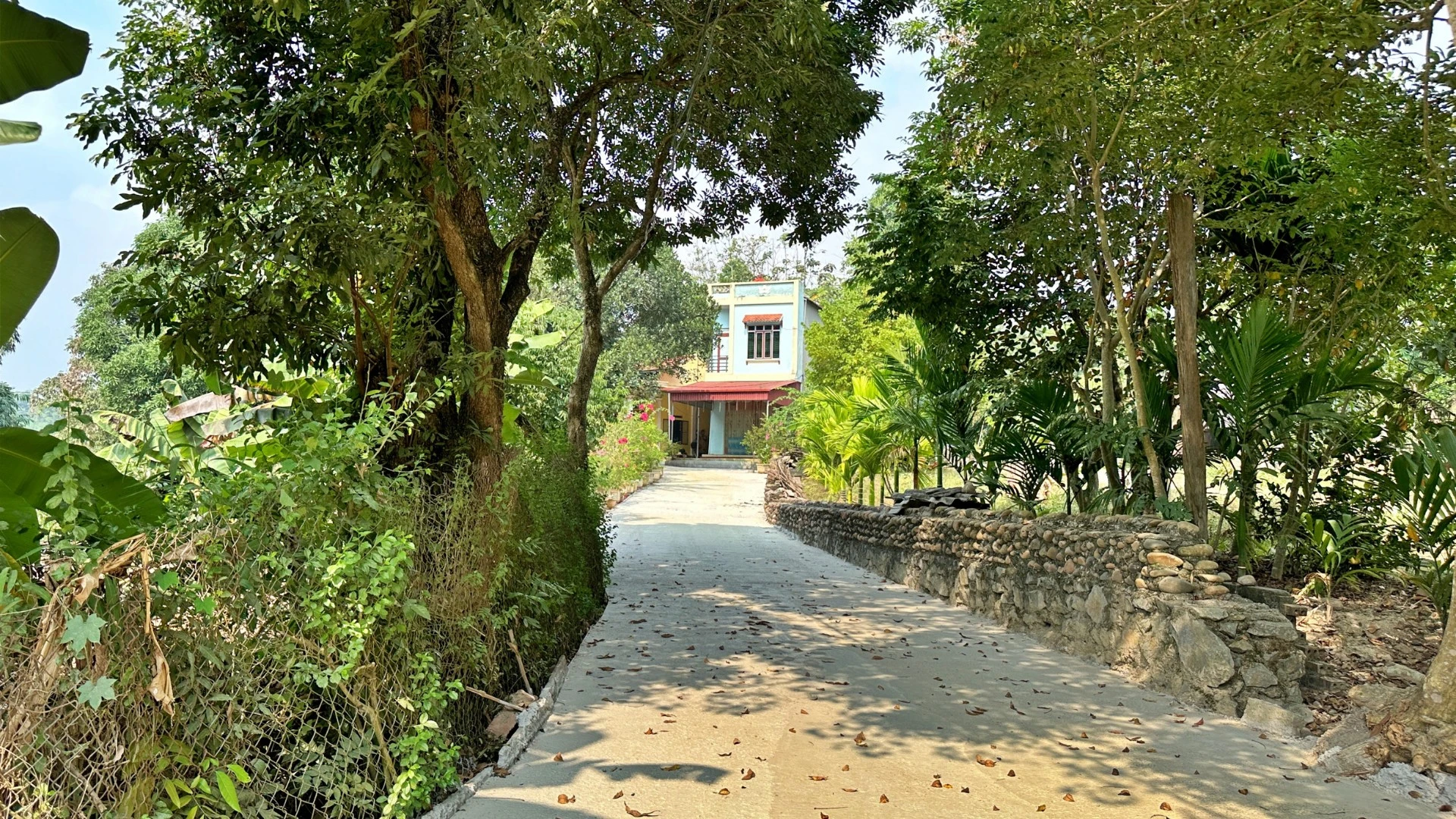 Tuyến đường của bản Liên Hà 6 được bê tông hóa sạch, đẹp.