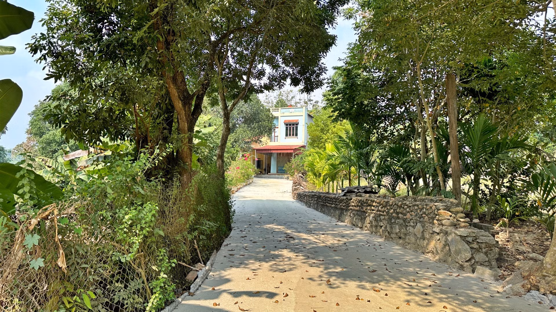 Tuyến đường của bản Liên Hà 6 được bê tông hóa sạch, đẹp.