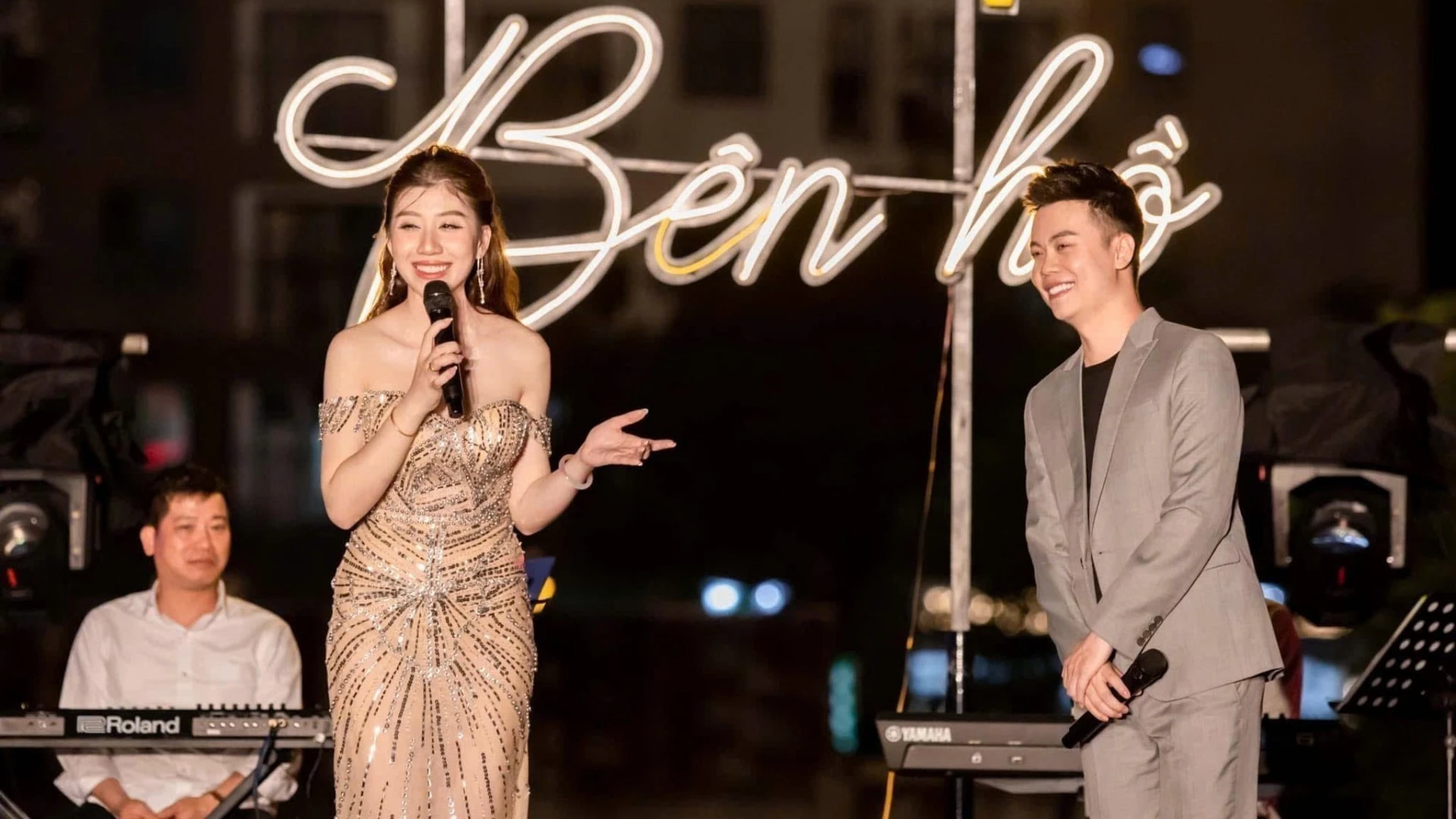 Đình Dũng biểu diễn trong chương trình “Tình anh” do Đài Phát thanh – Truyền hình Thanh Hóa tổ chức phát sóng trực tiếp.