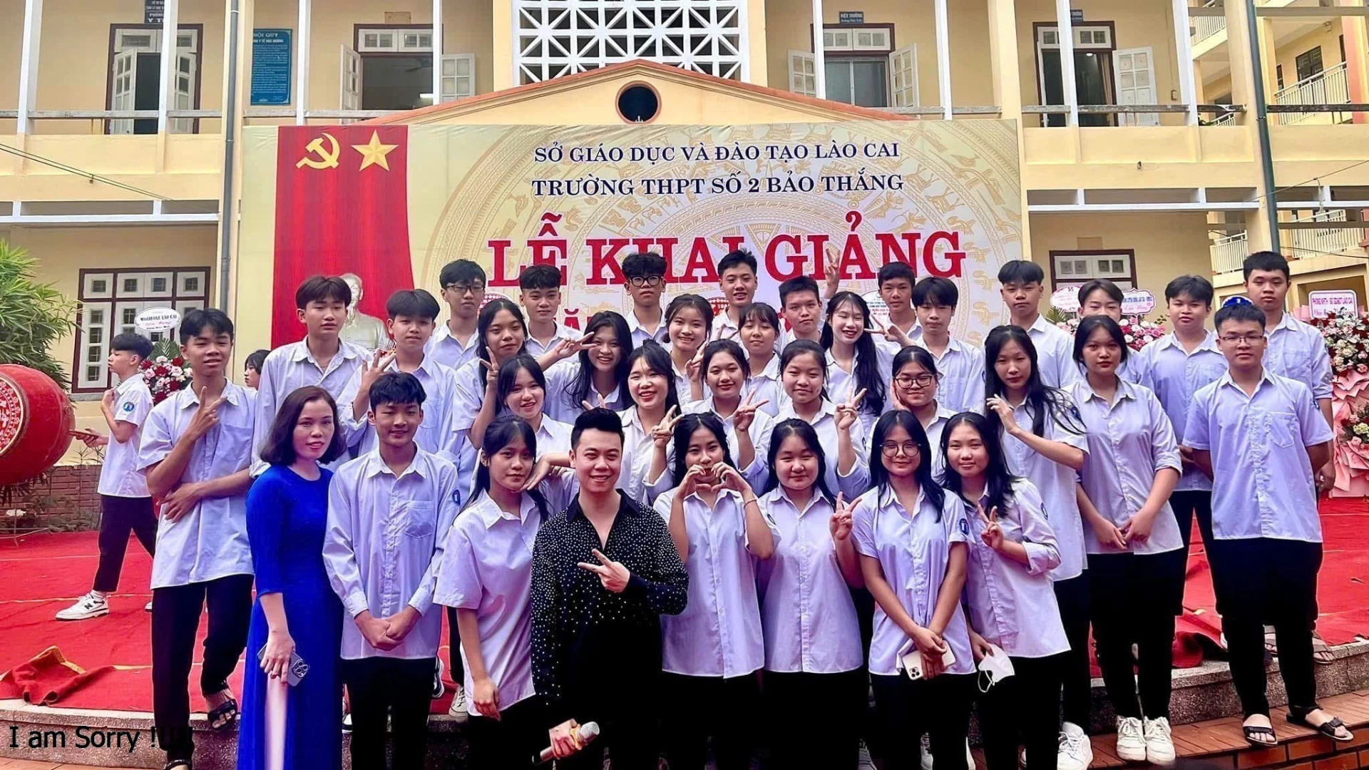 Đình Dũng về biểu diễn trong Lễ khai giảng tại Trường THPT số 2 Bảo Thắng - nơi anh theo học.