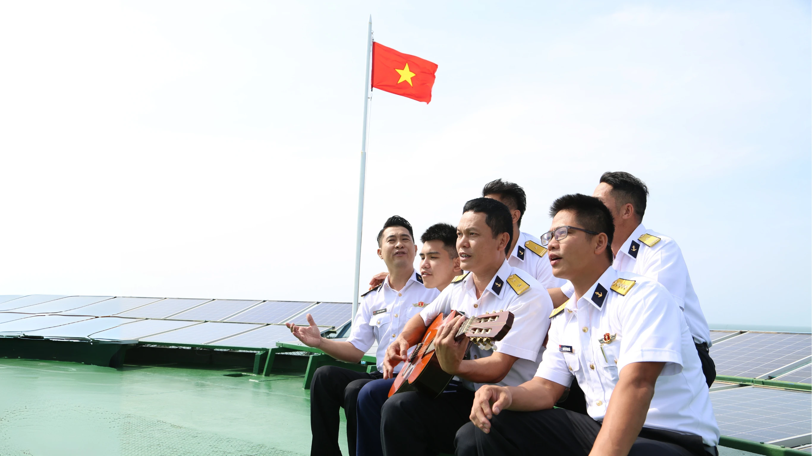 Phút giải lao của cán bộ, chiến sĩ trên nhà giàn.