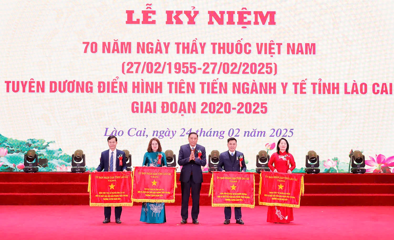 Đóng góp của đội ngũ cán bộ y tế đã xây dựng nên những đơn vị xuất sắc dẫn đầu phong trào thi đua. z6355384106238-c9a355d2cff8bbf1b474b36464548fb9.jpg