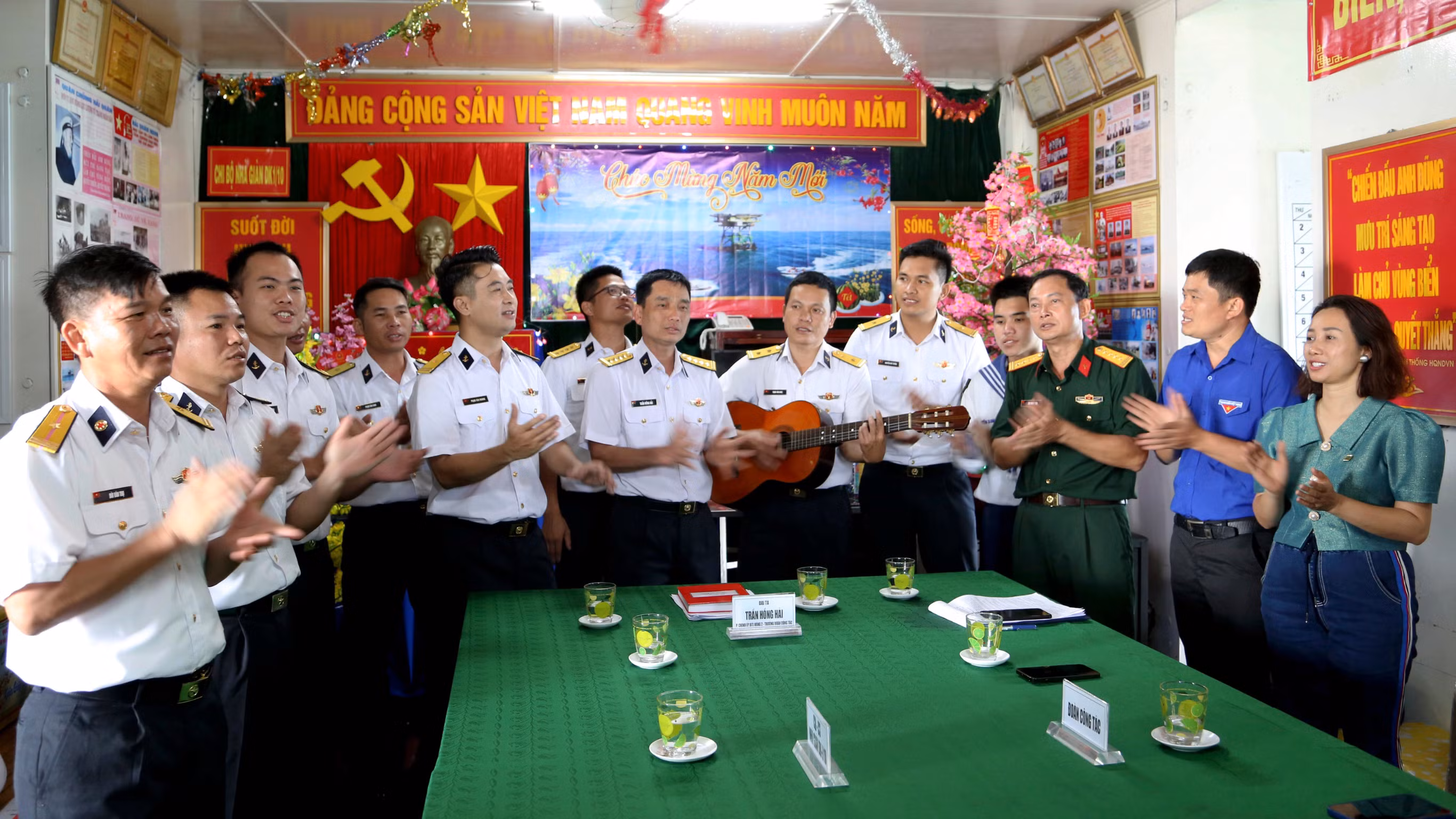 Tết sớm ở Nhà giàn DK1.