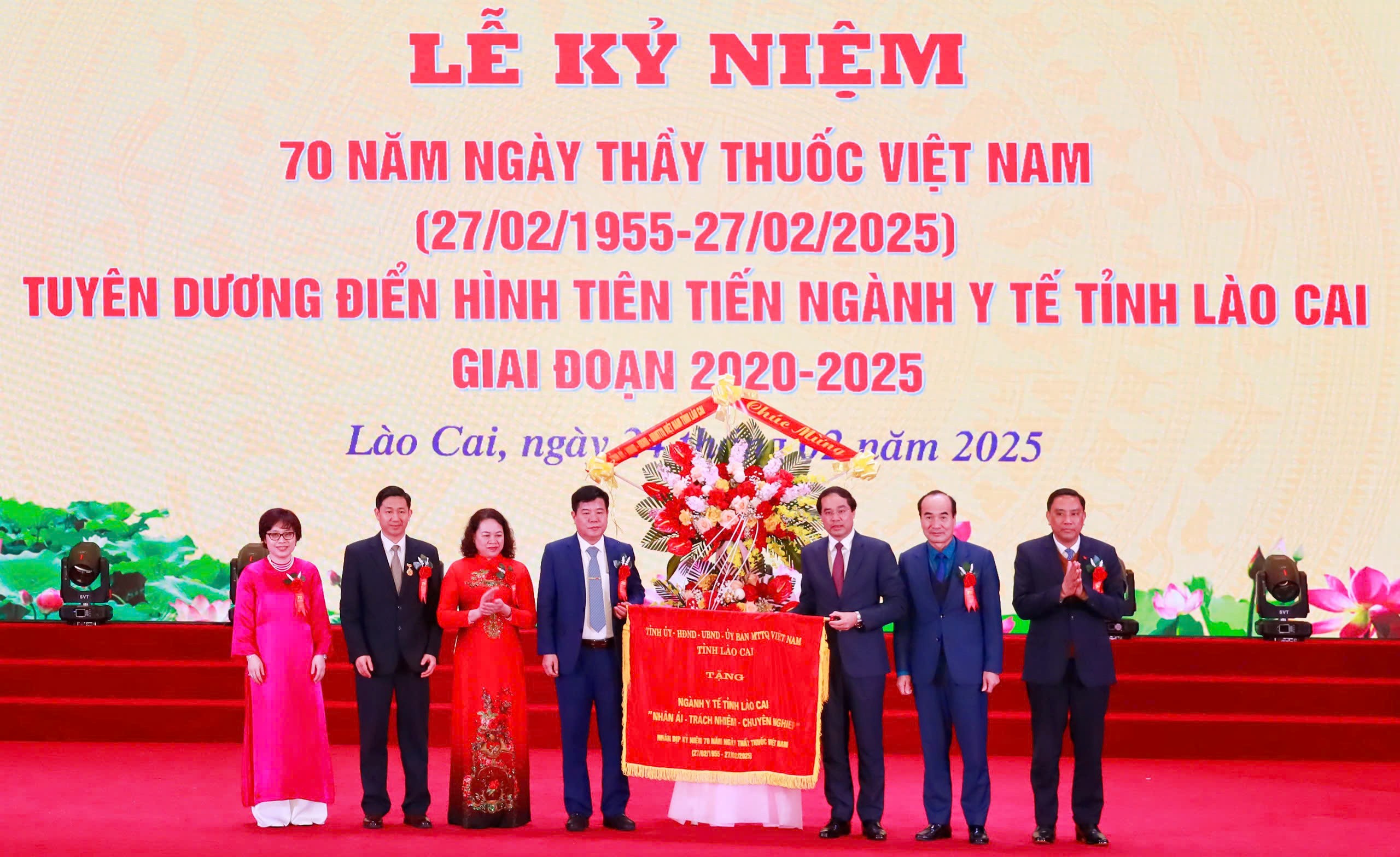 Tỉnh ủy, HĐND, UBND tỉnh tặng bức trướng mang dòng chữ "Nhân ái - Trách nhiệm - Chuyên nghiệp" chúc mừng ngành y tế nhân dịp kỷ niệm 70 năm Ngày thầy thuốc Việt Nam. z6355351164886-edd0b7615436427a3ac7783bde0da395.jpg