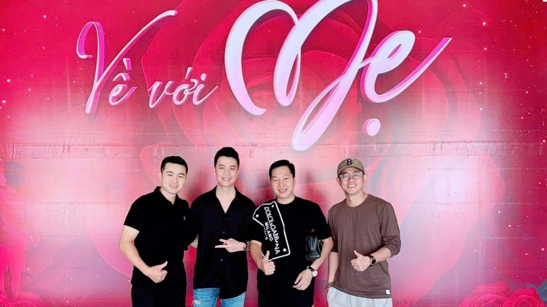 Đình Dũng tham gia biểu diễn trong đêm nhạc thiện nguyện “Về với mẹ” của nhạc sĩ Minh Khang tổ chức tại Thành phố Hồ Chí Minh.