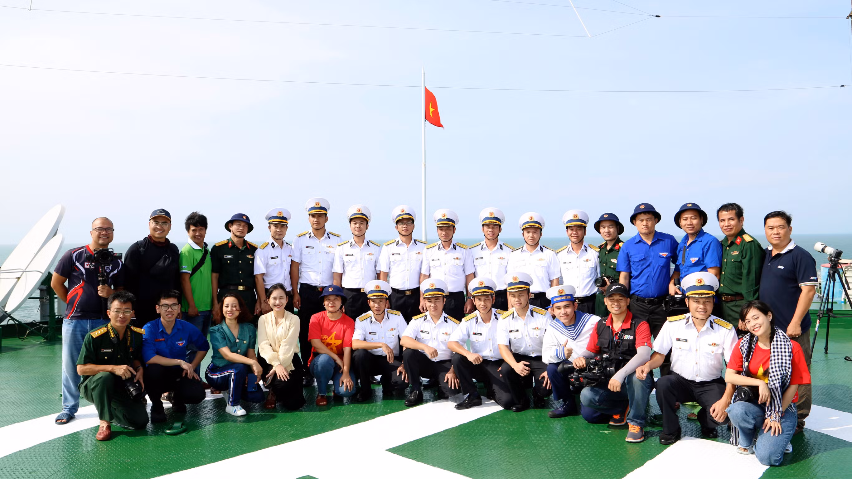 Phóng viên đoàn công tác chụp ảnh lưu niệm với cán bộ, chiến sĩ trên Nhà giàn DK1/10.