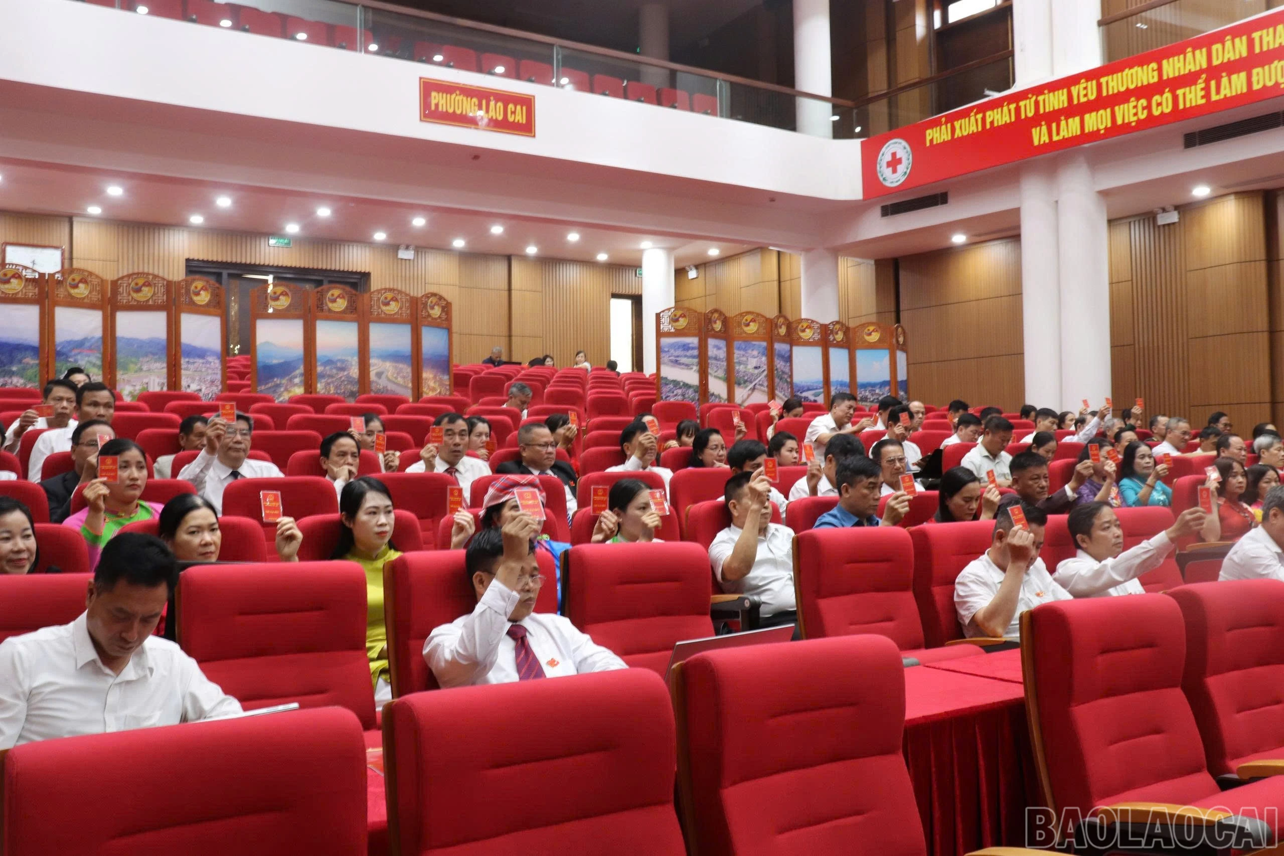 baolaocai-br_cac-dai-bieu-bieu-quyet-thong-qua-nghj-quyet.jpg