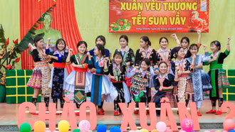 Ngày xuân ở bản người Mông Hưng Khánh