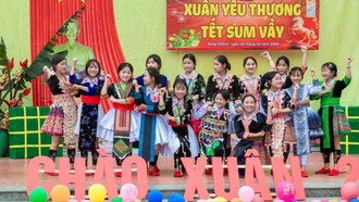 Ngày xuân ở bản người Mông Hưng Khánh