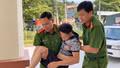 Công an xã Đông Cuông kịp thời hỗ trợ người dân bị tai nạn giao thông