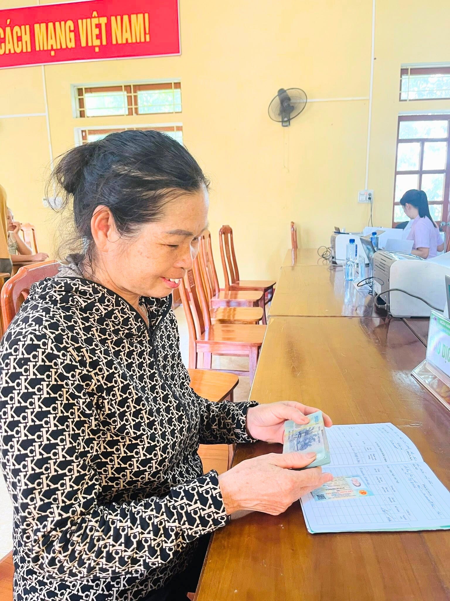 Phụ nữ xã Tân Hợp được tiếp cận nguồn vốn ưu đãi để phát triển kinh tế. vay-von-moi.jpg