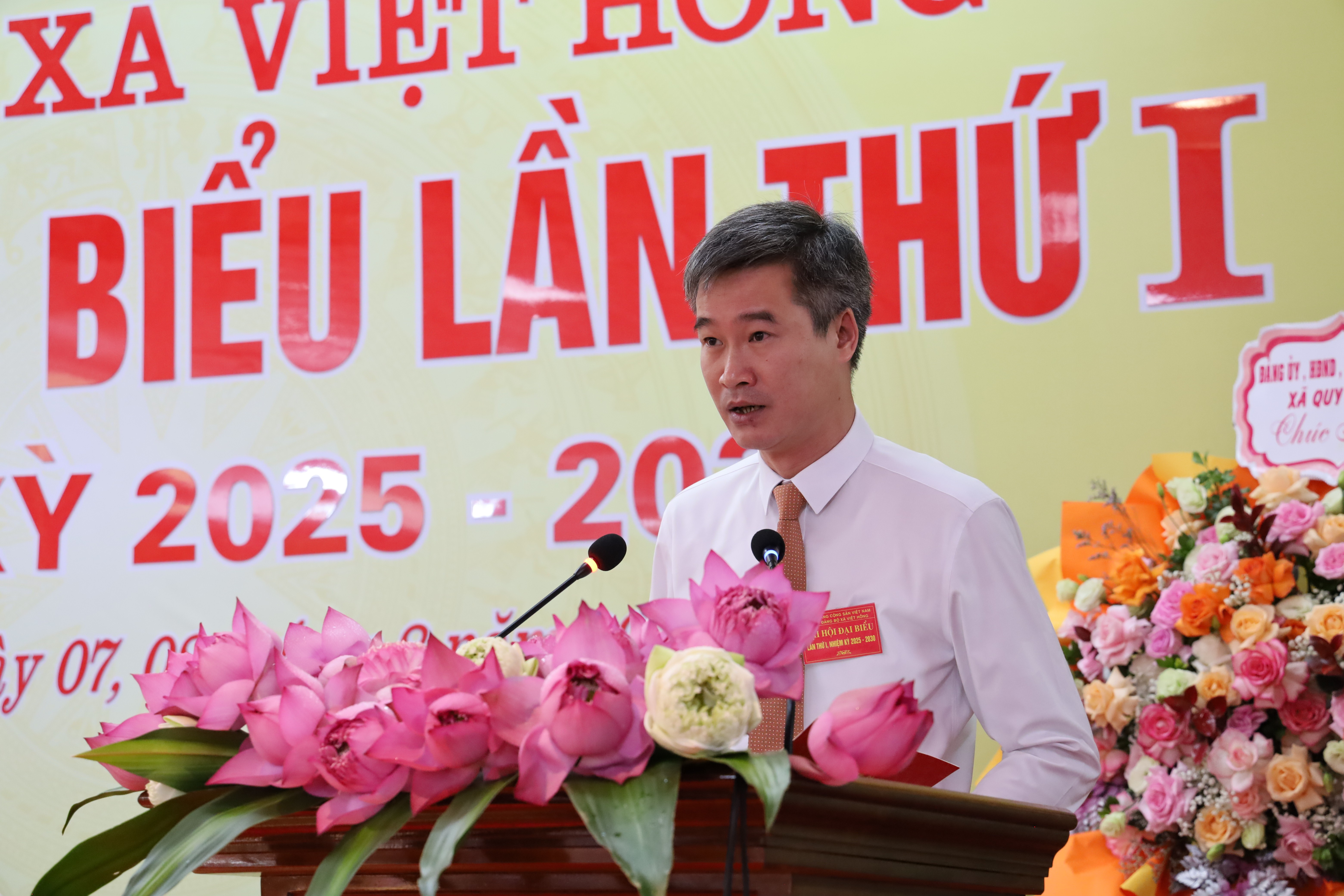 Đồng chí Hoàng Mạnh Hà, Bí thư Đảng ủy xã Việt Hồng phát biểu khai mạc đại hội. Đồng chí Hoàng Mạnh Hà, Bí thư Đảng ủy xã Việt Hồng phát biểu khai mạc đại hội.