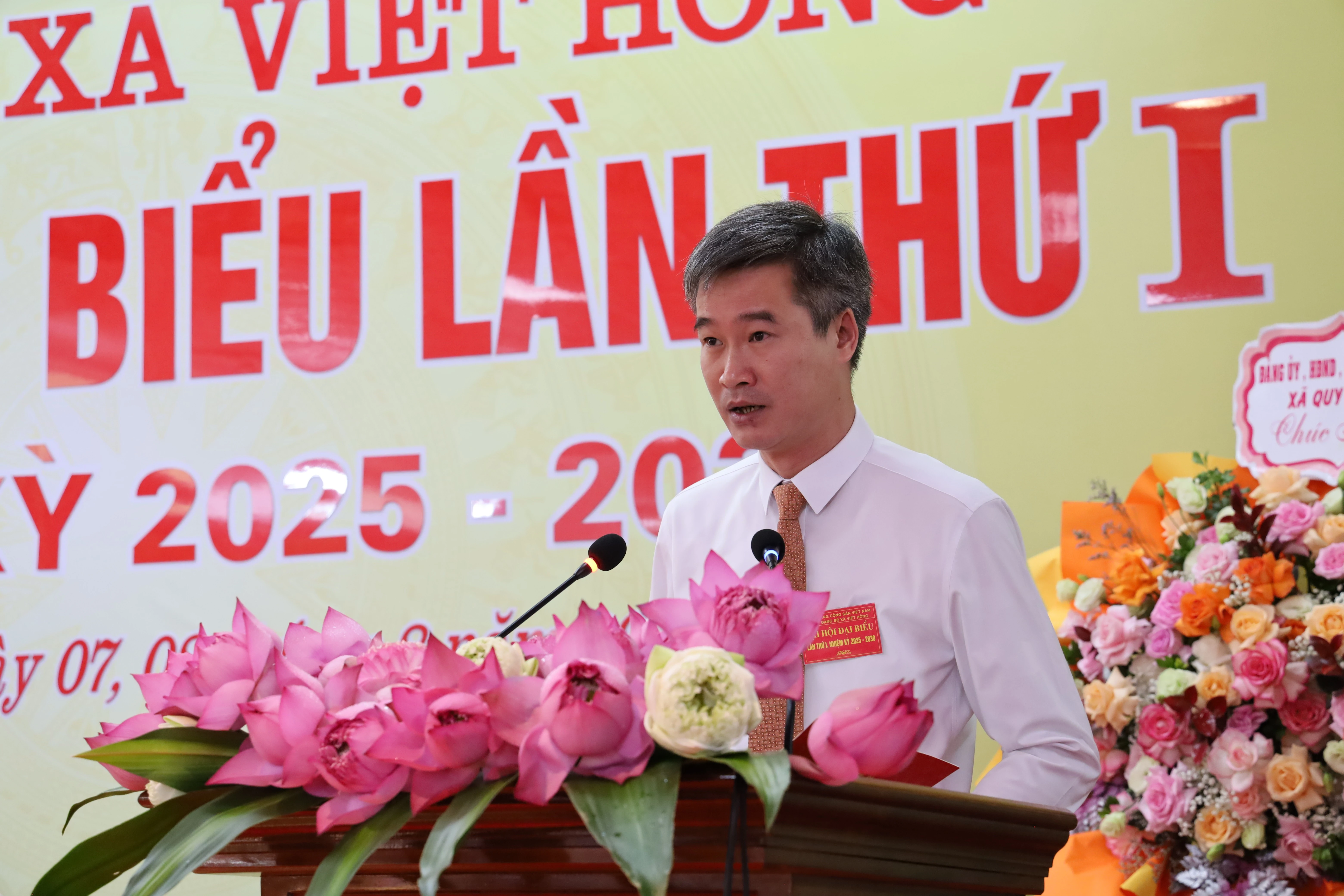 Đồng chí Hoàng Mạnh Hà, Bí thư Đảng ủy xã Việt Hồng phát biểu khai mạc đại hội.