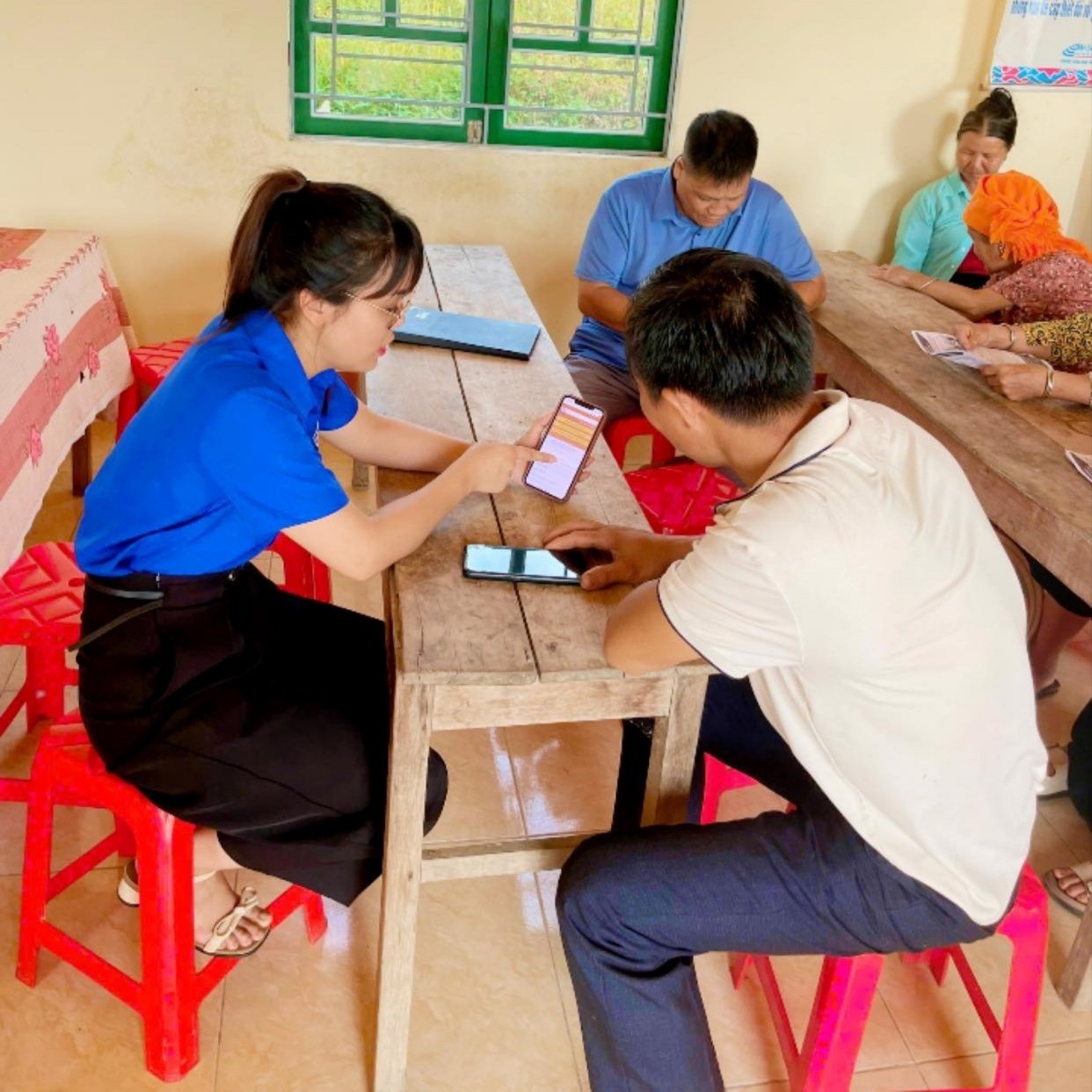 Thành viên Tổ công nghệ số các địa phương tích cực hướng dẫn người dân sử dụng các nền tảng số. to-cong-nghe-so-6268.jpg