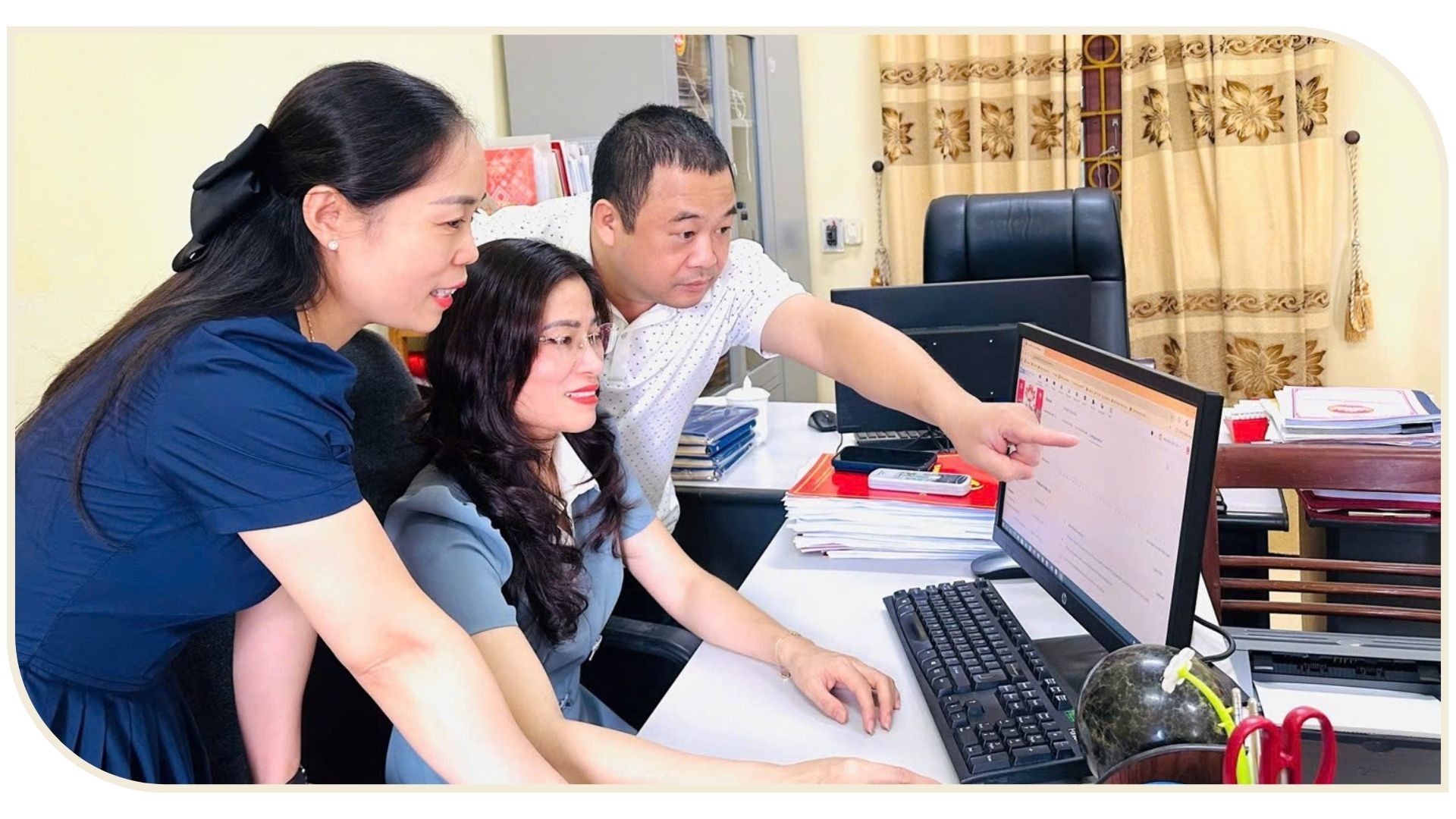 Tổ công nghệ số của Mặt trận Tổ quốc Việt Nam tỉnh Lào Cai hướng dẫn cán bộ khai thác, sử dụng trang Zalo OA của Mặt trận Tổ quốc Việt Nam tỉnh. to-cong-nhe-so-mttt-canva.jpg
