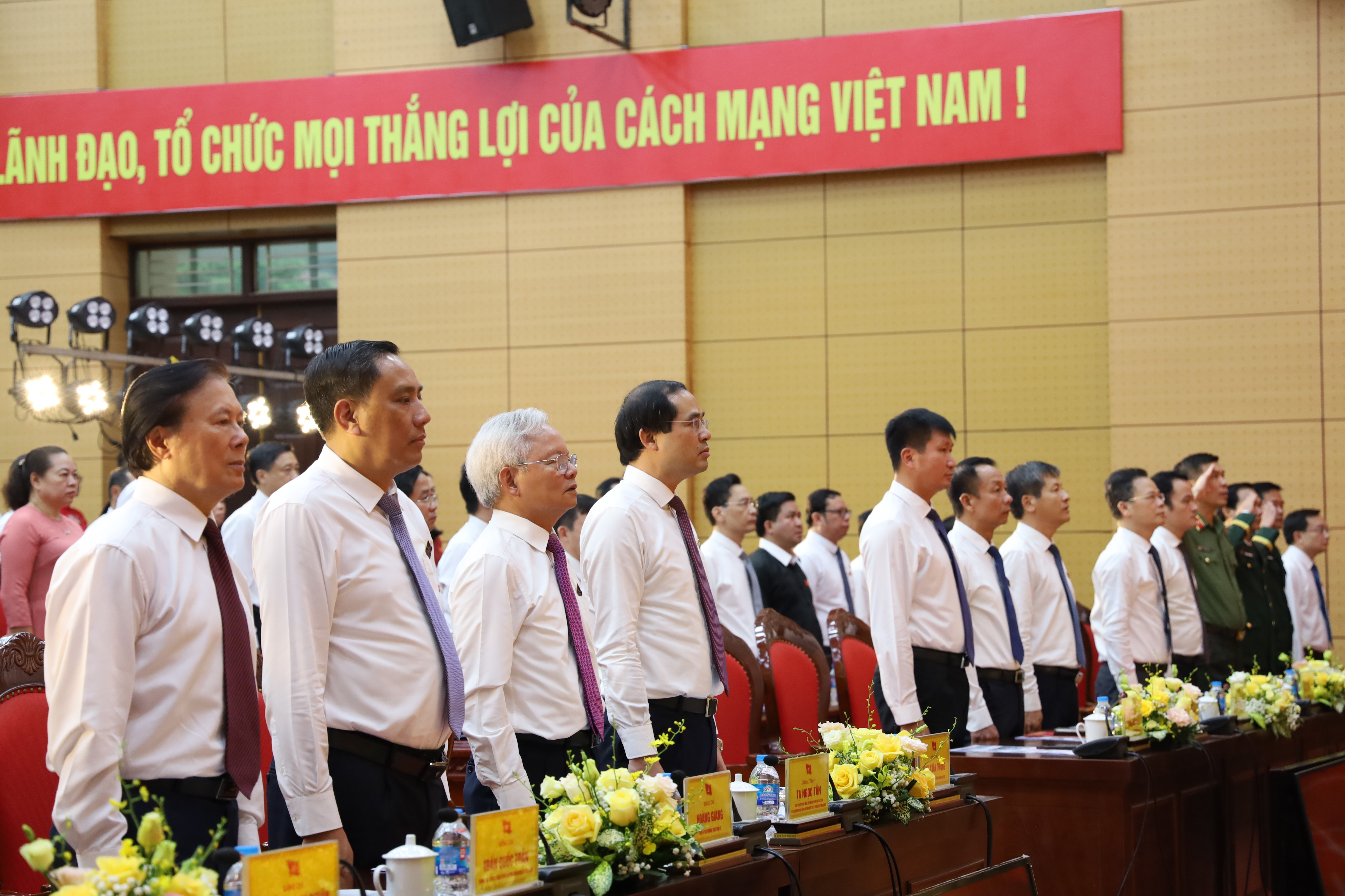 Các đại biểu thực hiện nghi thức Chào cờ tại Đại hội. Các đại biểu thực hiện nghi thức Chào cờ tại Đại hội.