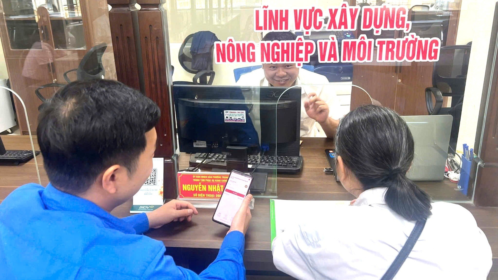 Người dân phường Trung Tâm được cán bộ Trung tâm Phục vụ hành chính công phường hướng dẫn sử dụng dịch vụ công trực tuyến. thanh-nien-nien-4882-2094.jpg