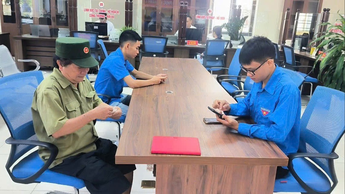 Đoàn viên, thanh niên phường Trung Tâm hỗ trợ người dân thực hiện dịch vụ công trực tuyến tại Trung tâm Phục vụ hành chính công phường. thanh-nien-556.jpg