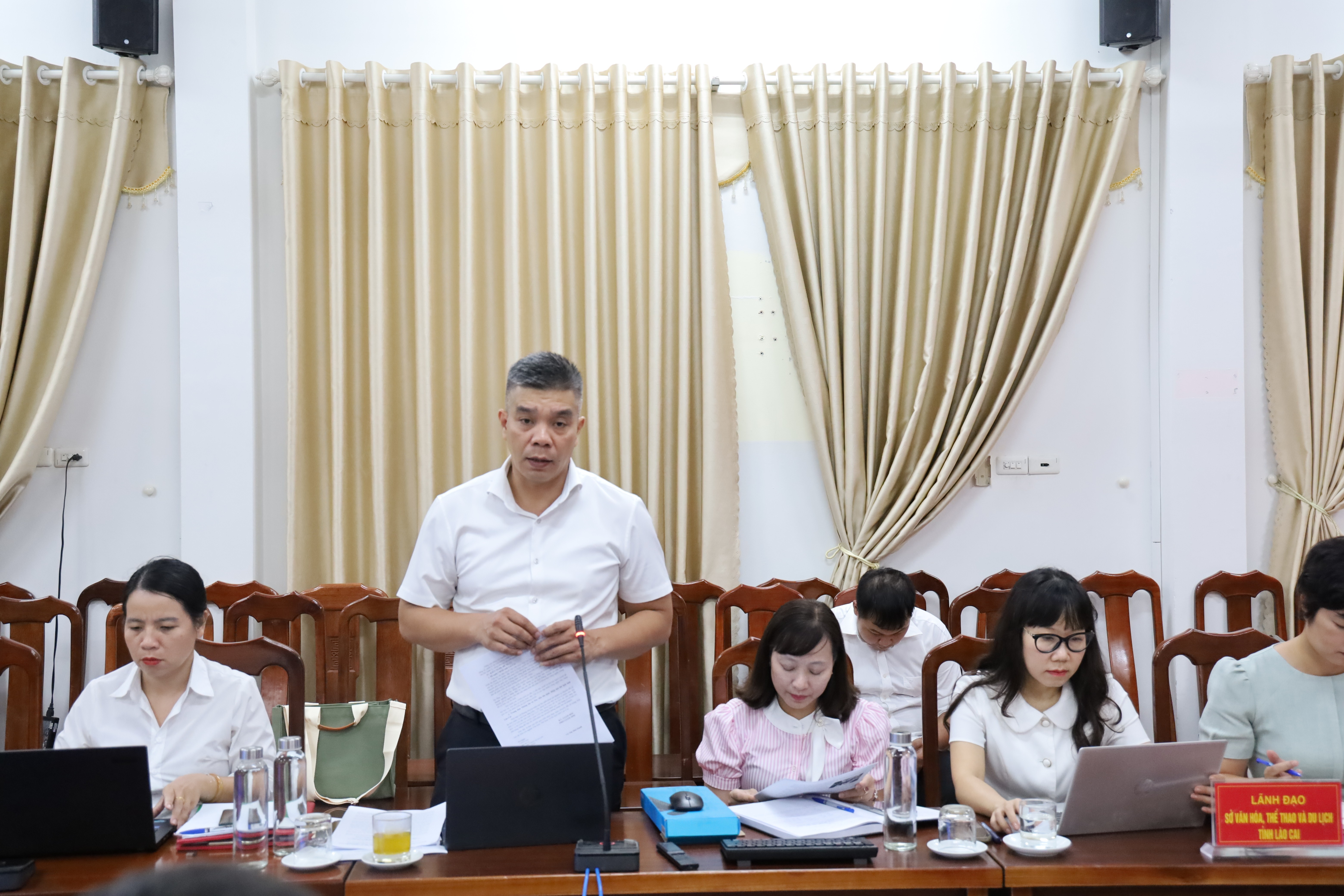 Đại diện Sở Văn hóa, Thể thao và Du lịch báo cáo kết quả triển khai thực hiện chuyển đối số trong lĩnh vực du lịch. img-3413.jpg