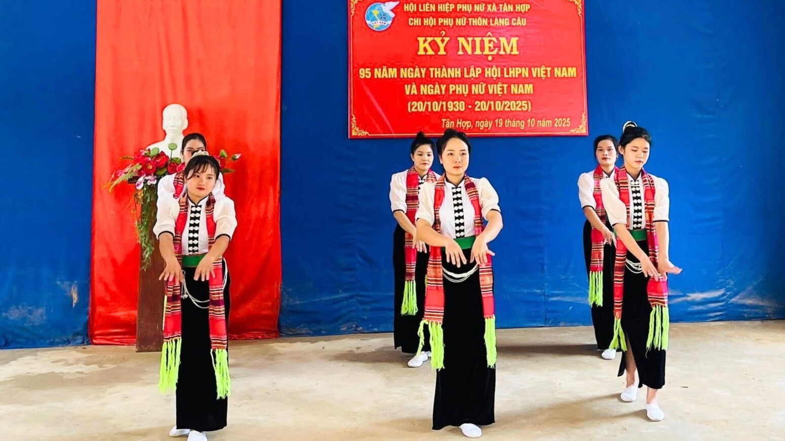 Các chi hội phụ nữ trên địa bàn xã Tân Hợp tổ chức nhiều hoạt động giao lưu văn nghệ trong các dịp lễ, tết cho hội viên. mua-thai-moi-7807.jpg