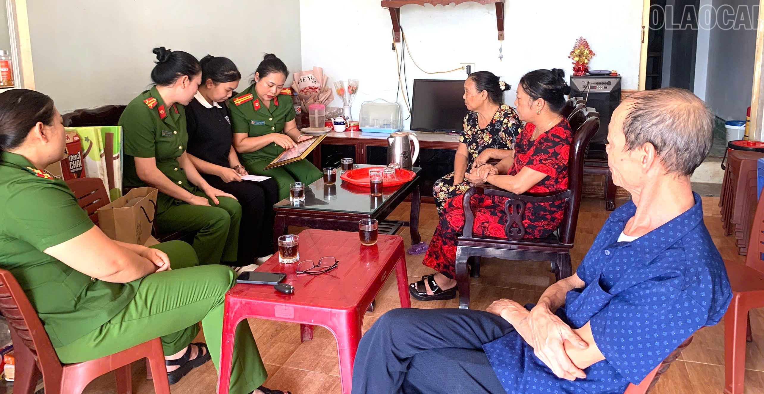 Petugas dari Komite Wanita Kepolisian Provinsi memberikan bingkisan dan memberikan semangat kepada anak-anak baik secara materil maupun spiritual. baolaocai-tr_tu-anh-2271.jpg