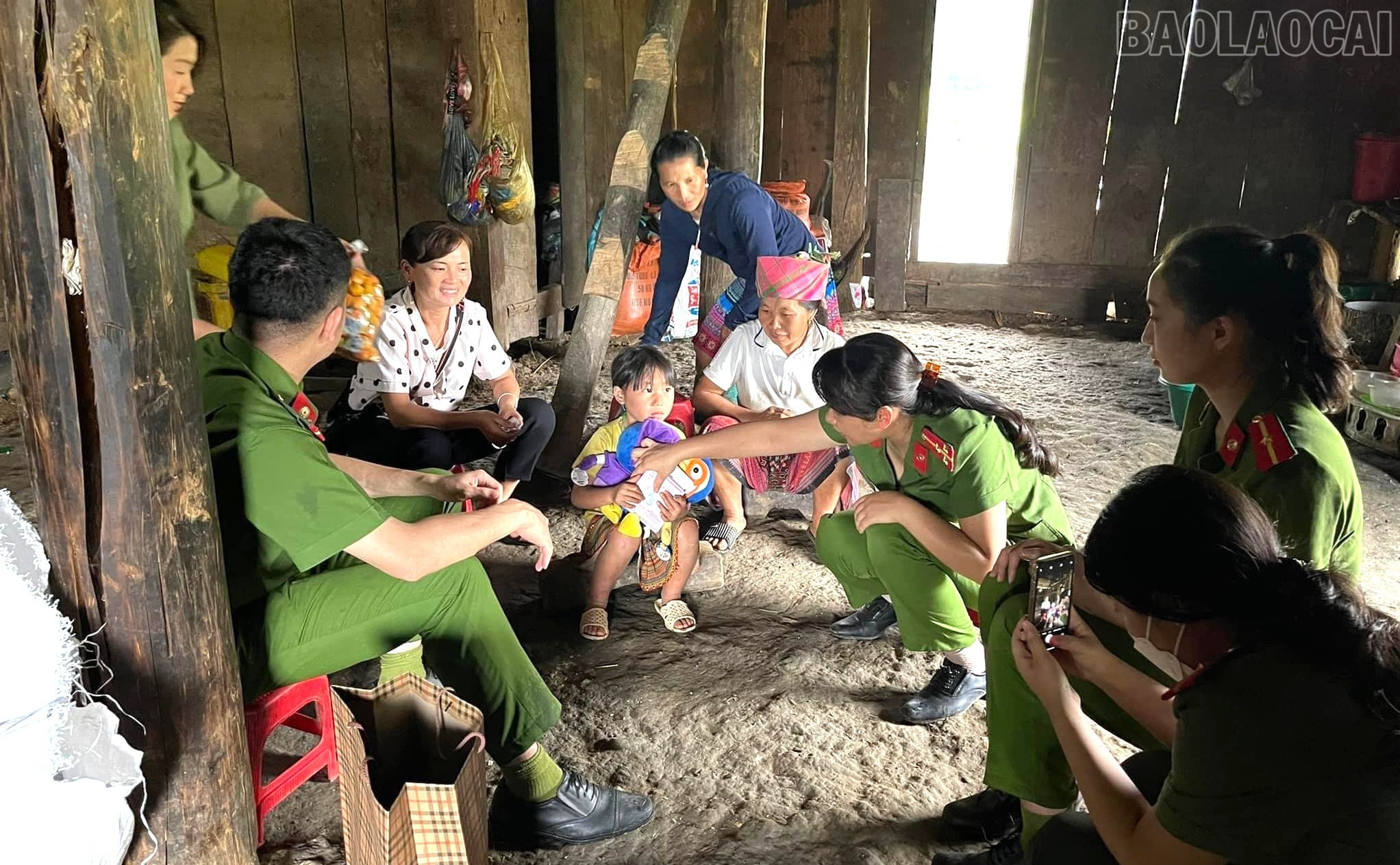 Perhatian ibu baptis membantu anak-anak memperoleh lebih banyak dukungan untuk bangkit dalam kehidupan. baolaocai-tr_480667779-955135223428379-1976962815551685398-n.jpg