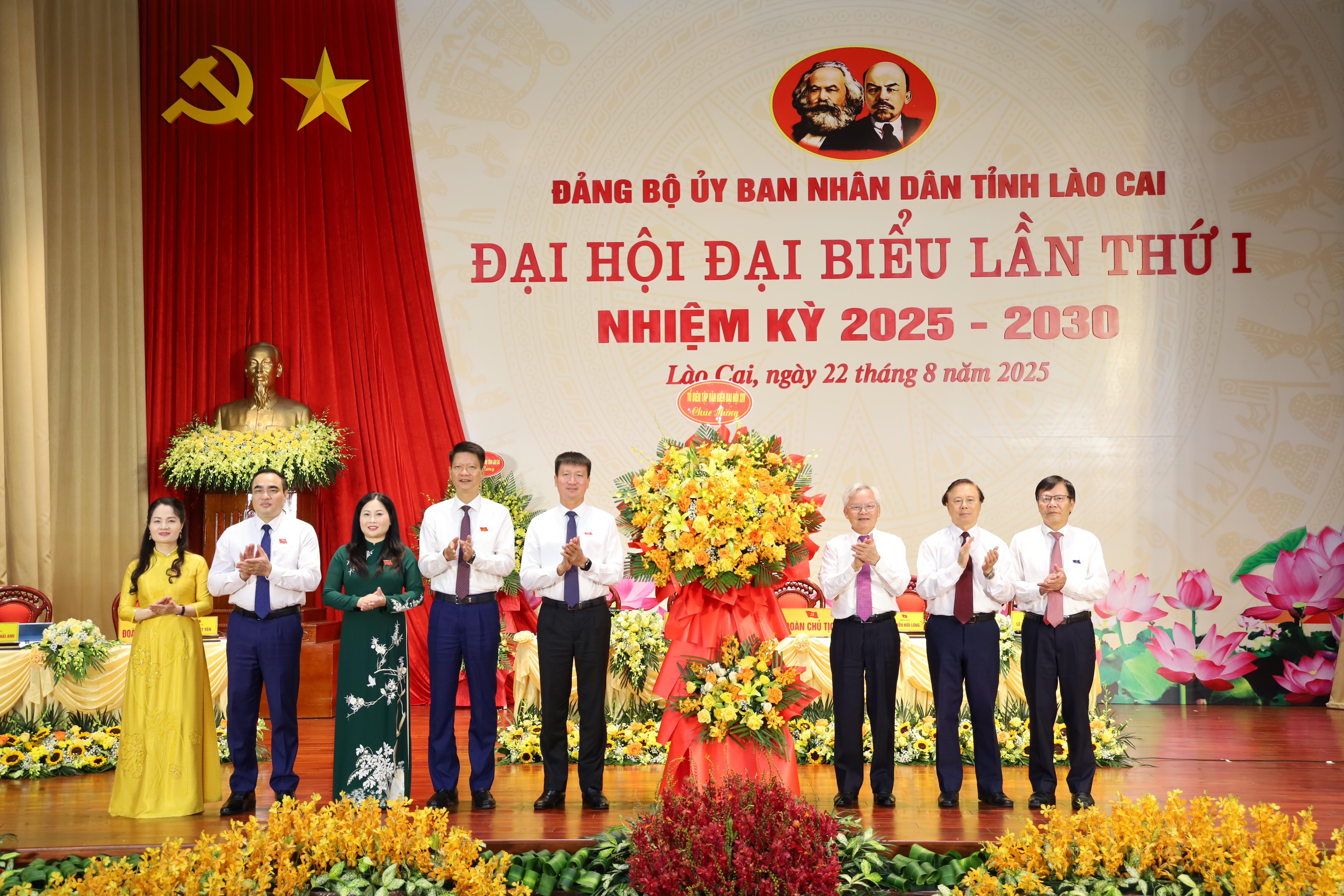 GS.TS Tạ Ngọc Tấn - Tổ phó Thường trực Tổ Biên tập Văn kiện Đại hội XIV của Đảng, Phó Chủ tịch Thường trực Hội đồng Lý luận Trung ương và Đoàn công tác tặng hoa chúc mừng Đại hội. img-2849.jpg