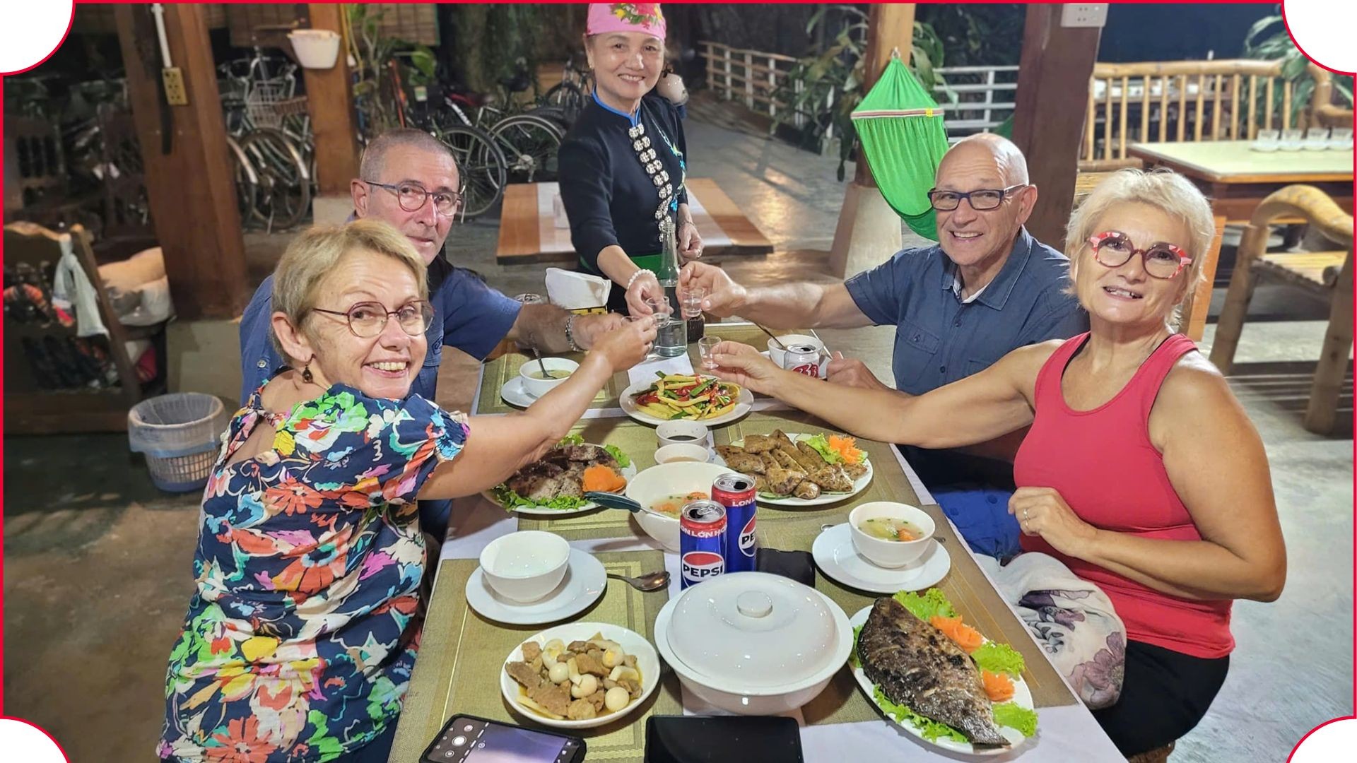 Du khách thưởng thức ẩm thực tại homestay ở Sà Rèn. am-thuc-du-khach.jpg