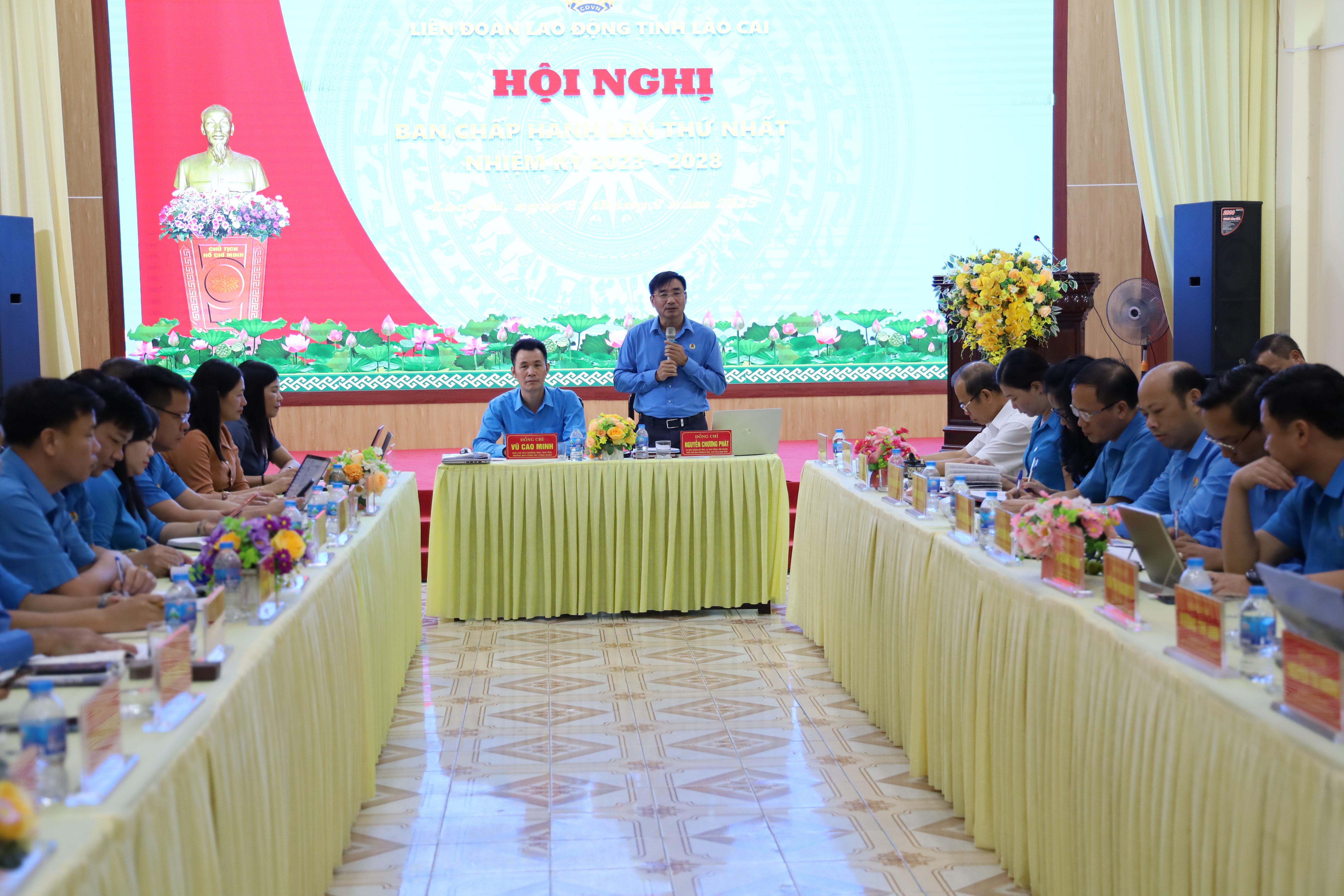 Đồng chí Nguyễn Chương Phát - Chủ tịch LĐLĐ tỉnh điều hành thảo luận tại Hội nghị. 3.jpg