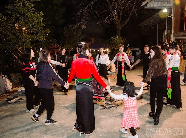 Les habitants de Muong Lo et les touristes se joignent à la danse rythmée Xoe par une nuit de printemps. baolaocai-br_1nghia-lo.jpg