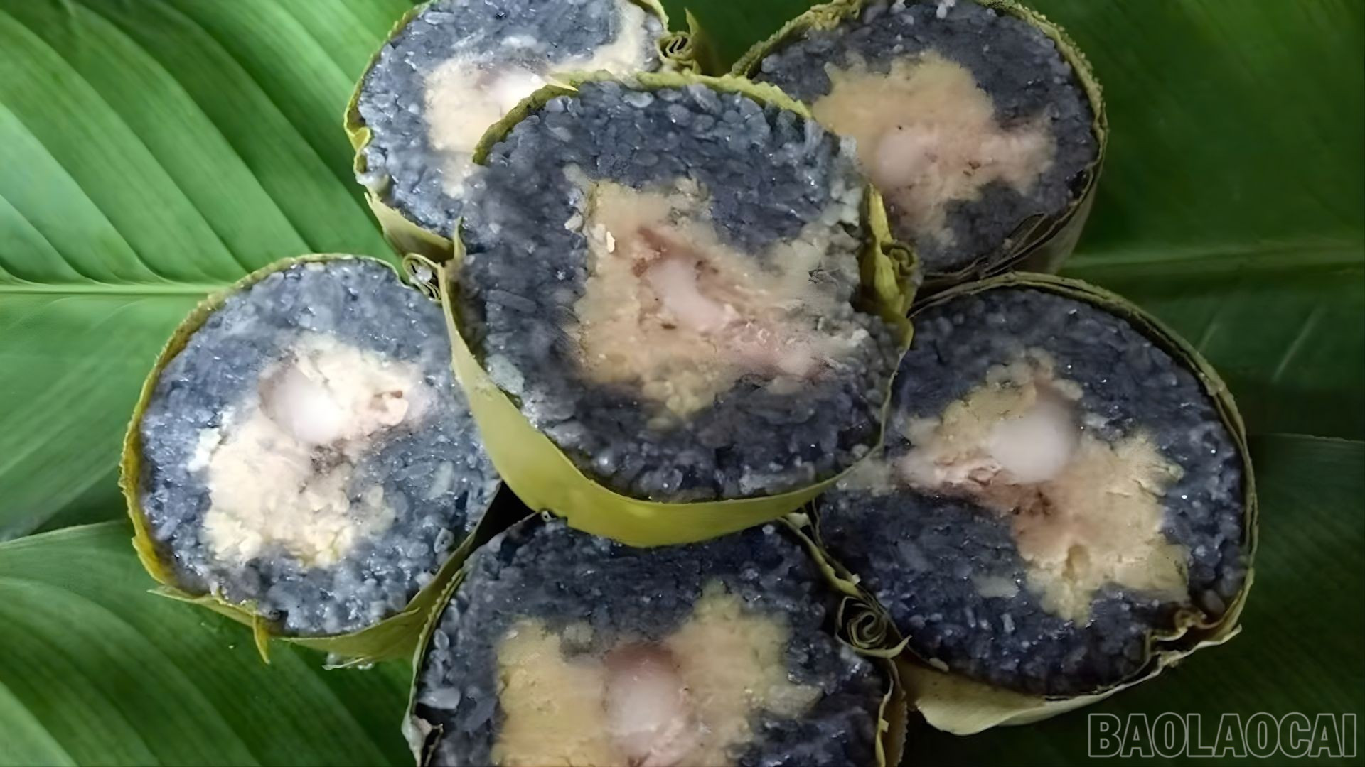 Gâteau de riz gluant noir - un plat traditionnel du Nouvel An du peuple thaïlandais de Muong Lo. baolaocai-br_banh-chung-den.jpg