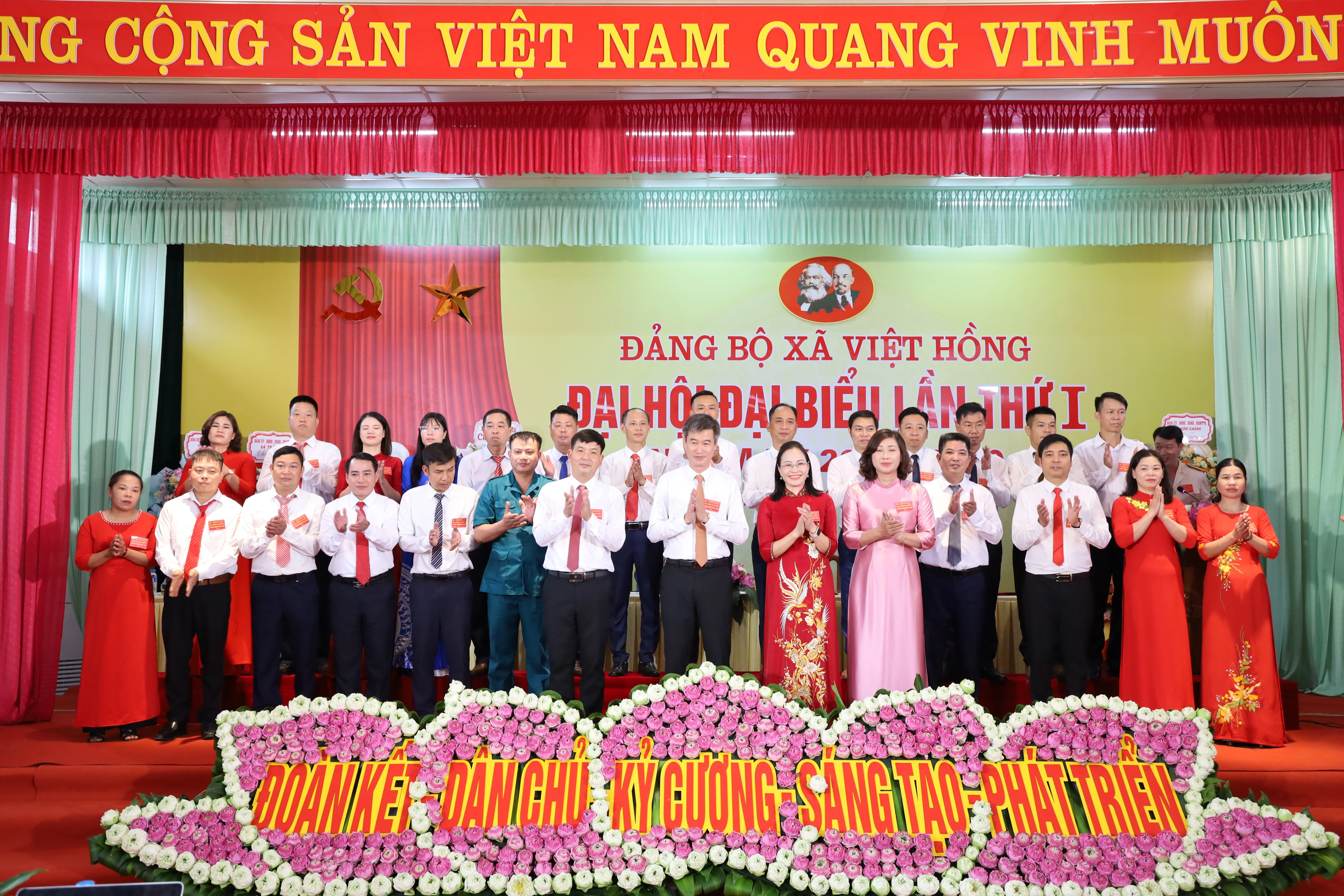 Ban Chấp hành Đảng bộ xã Việt Hồng, nhiệm kỳ 2025 - 2030 ra mắt Đại hội.