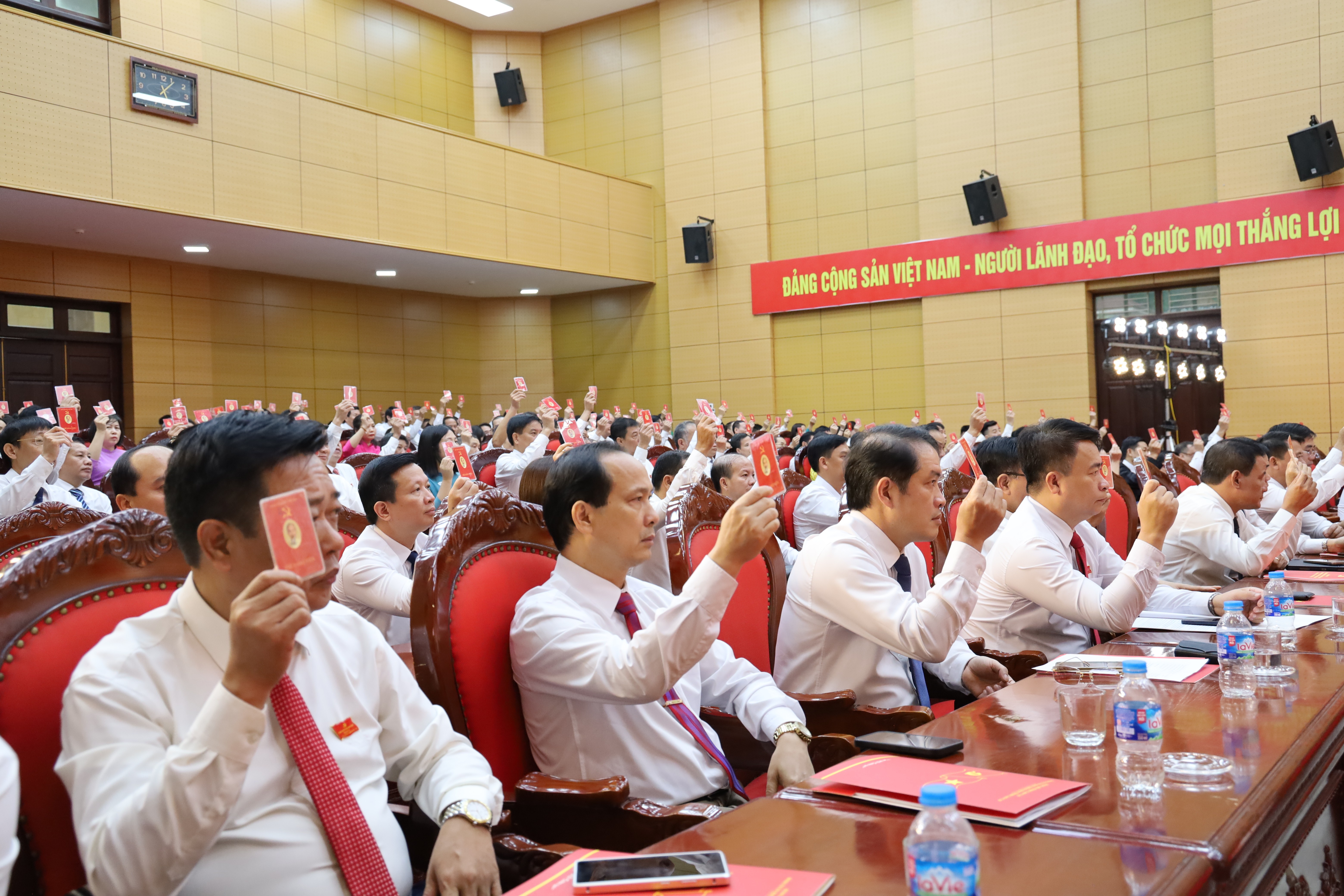 Các đại biểu biểu quyết thông qua Nghị quyết Đại hội. img-2976.jpg