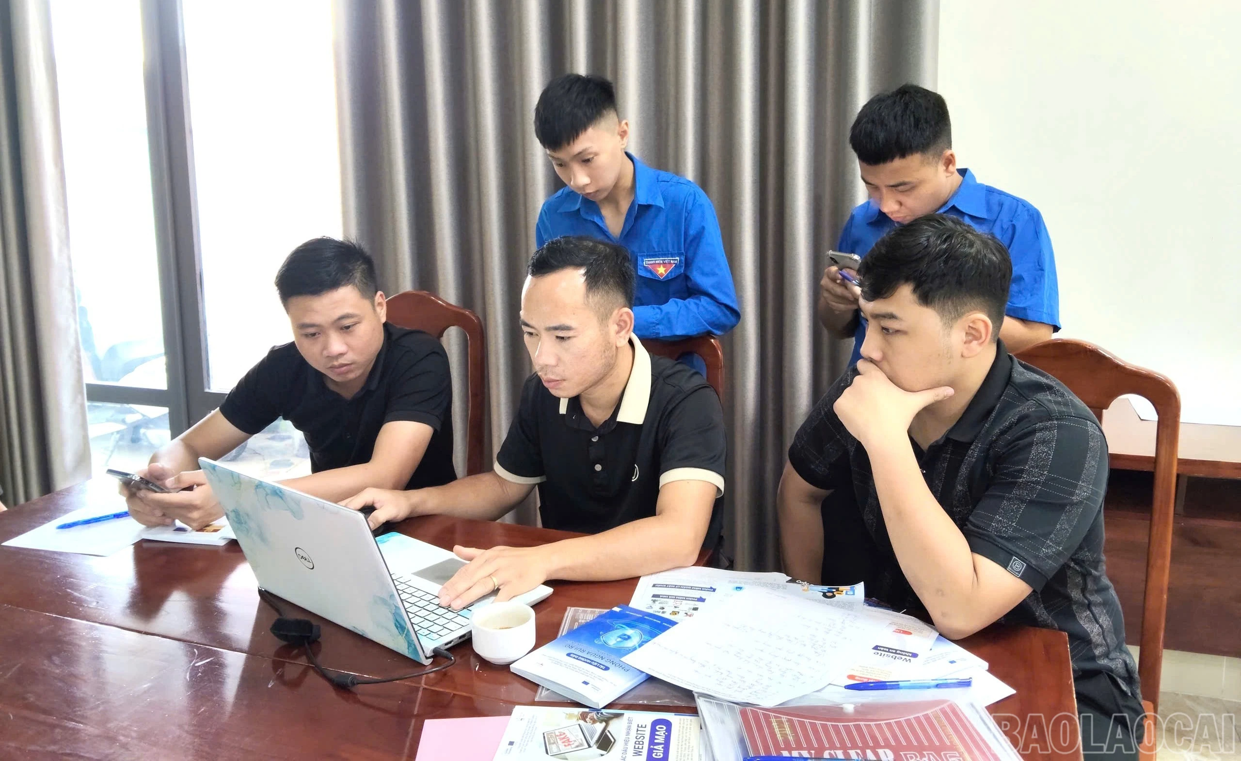 baolaocai-br_doan-thanh-nien-huong-dan-phong-chong-rui-ro-tren-khong-gian-mang-556.jpg