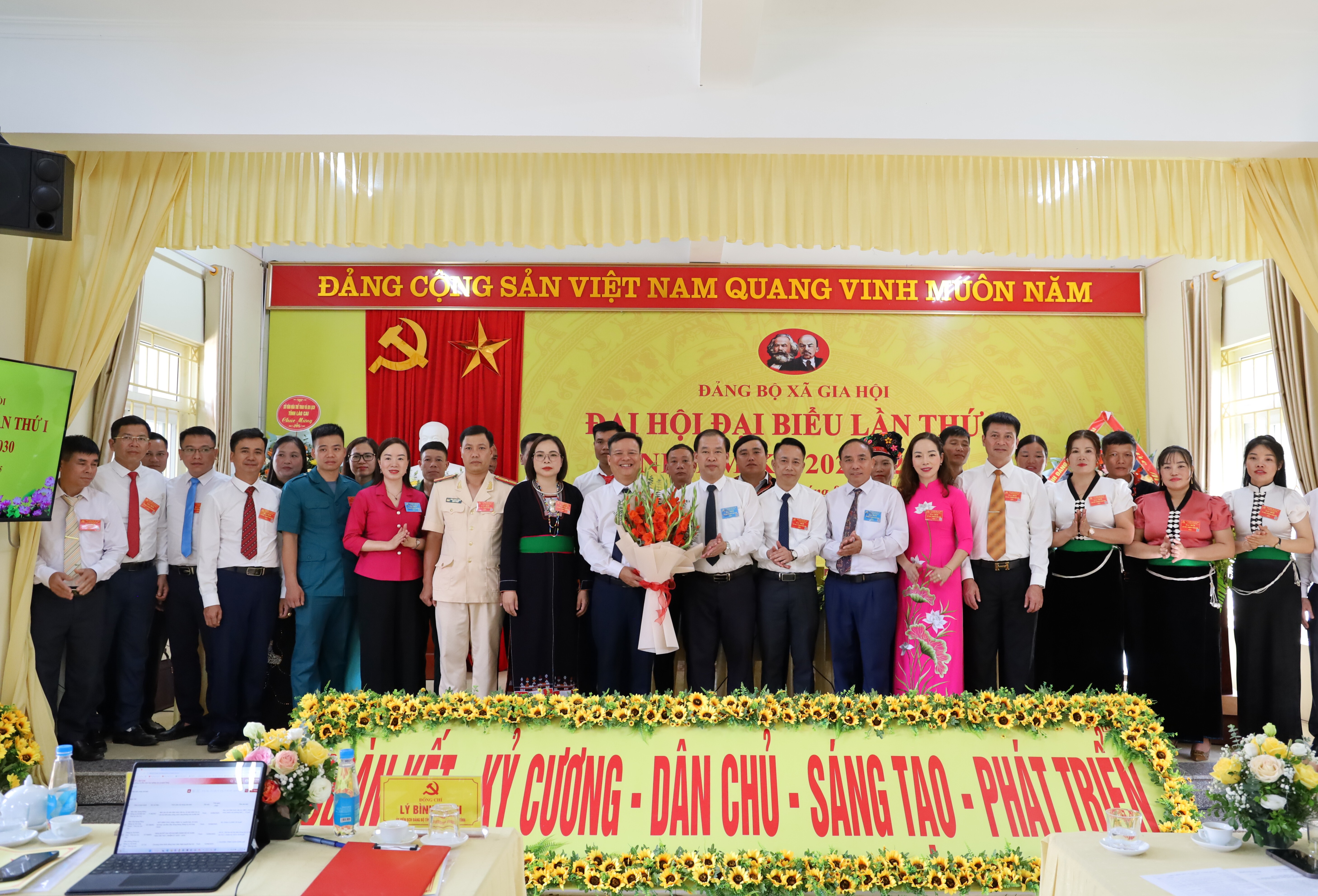 Đồng chí Nguyễn Xuân Trường chúc mừng Ban Chấp hành Đảng bộ xã Gia Hội, nhiệm kỳ 2025 - 2030. Đồng chí Nguyễn Xuân Trường chúc mừng Ban Chấp hành Đảng bộ xã Gia Hội, nhiệm kỳ 2025 - 2030.