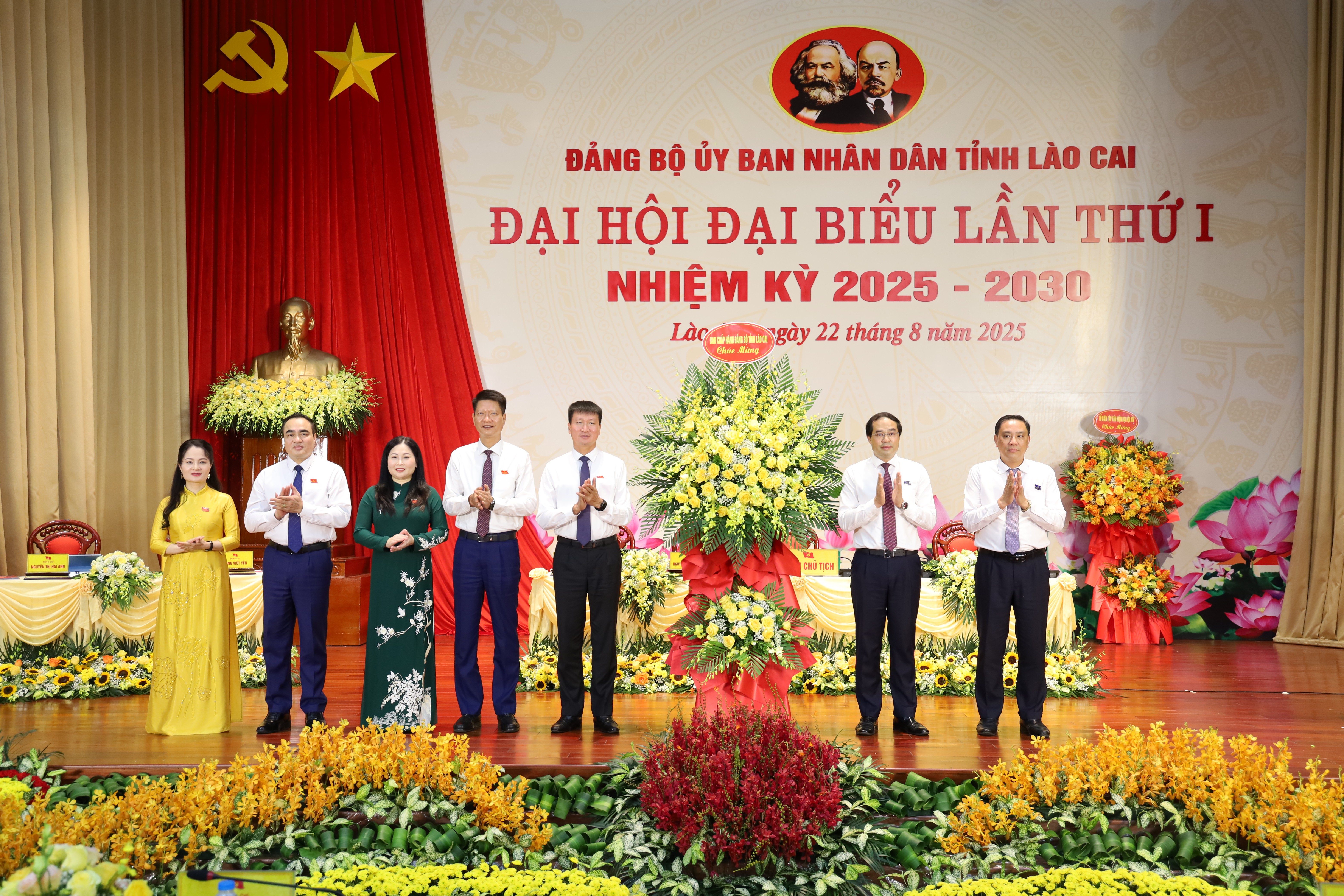 Các đồng chí Thường trực Tỉnh ủy tặng hoa chúc mừng Đại hội. Các đồng chí Thường trực Tỉnh ủy tặng hoa chúc mừng Đại hội.