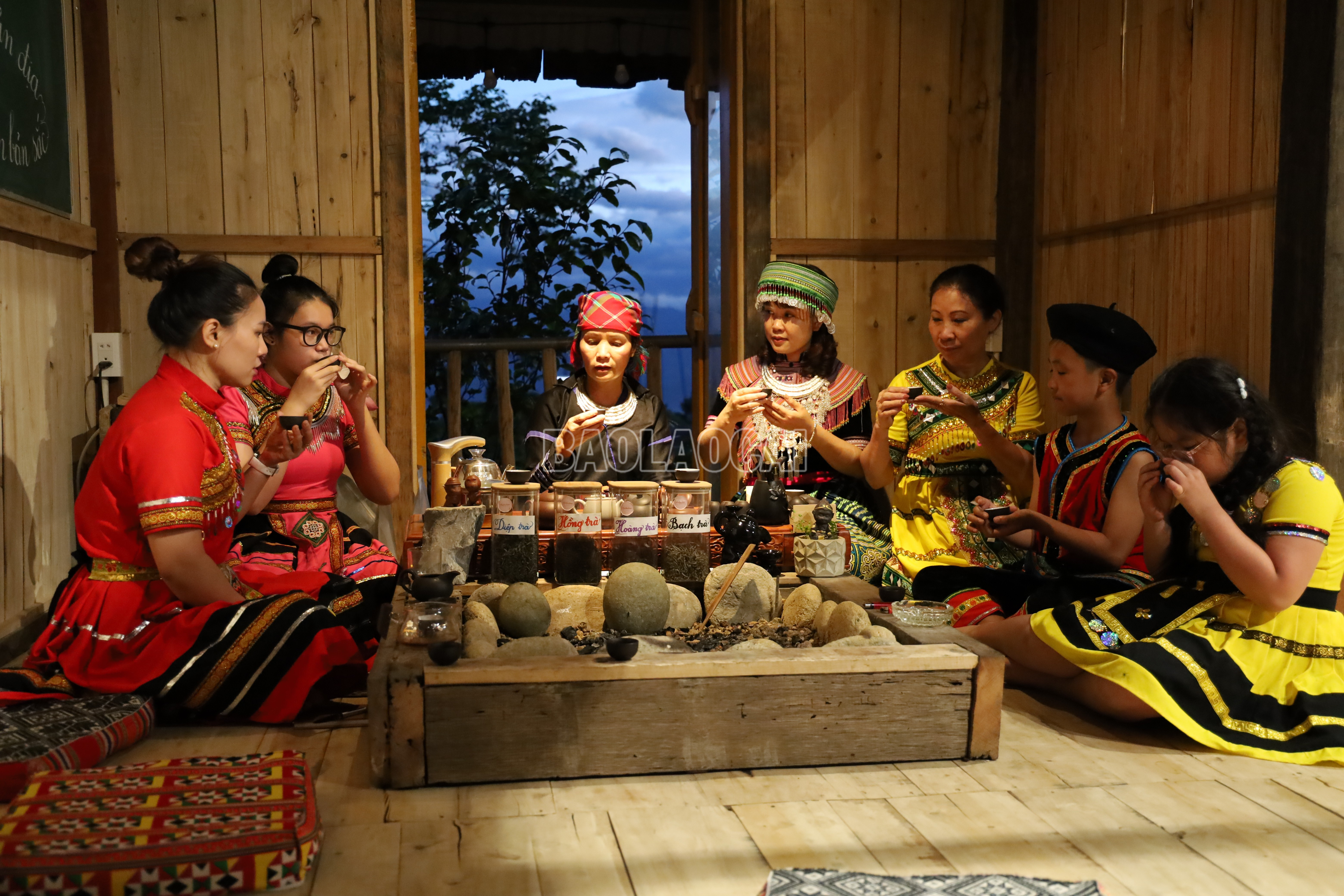 Du khách thưởng trà và trải nghiệm văn hóa dân tộc Mông Suối Giàng. baolaocai-c_img-2303.jpg