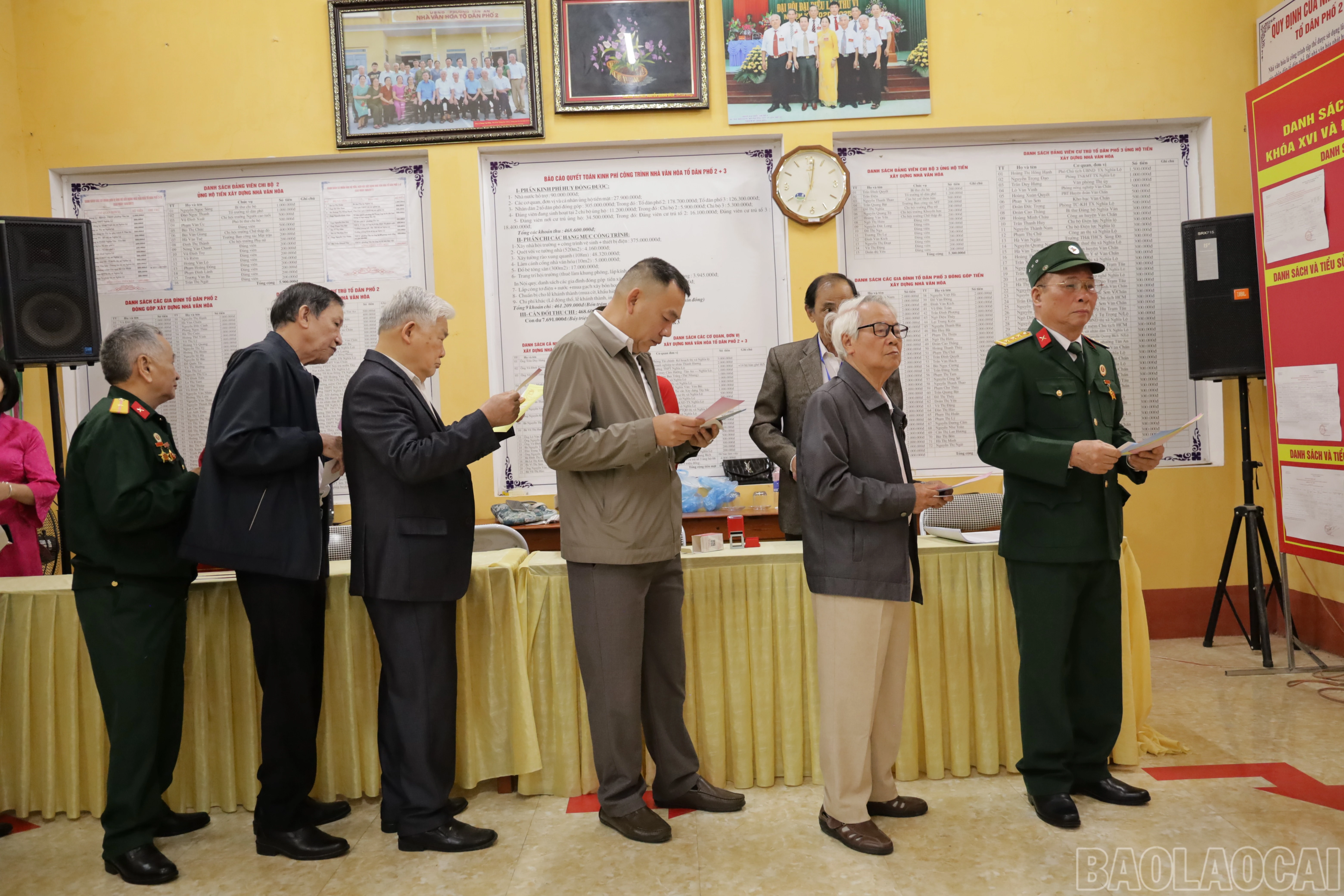 Cử tri phường Nghĩa Lộ thực hiện bỏ phiếu.