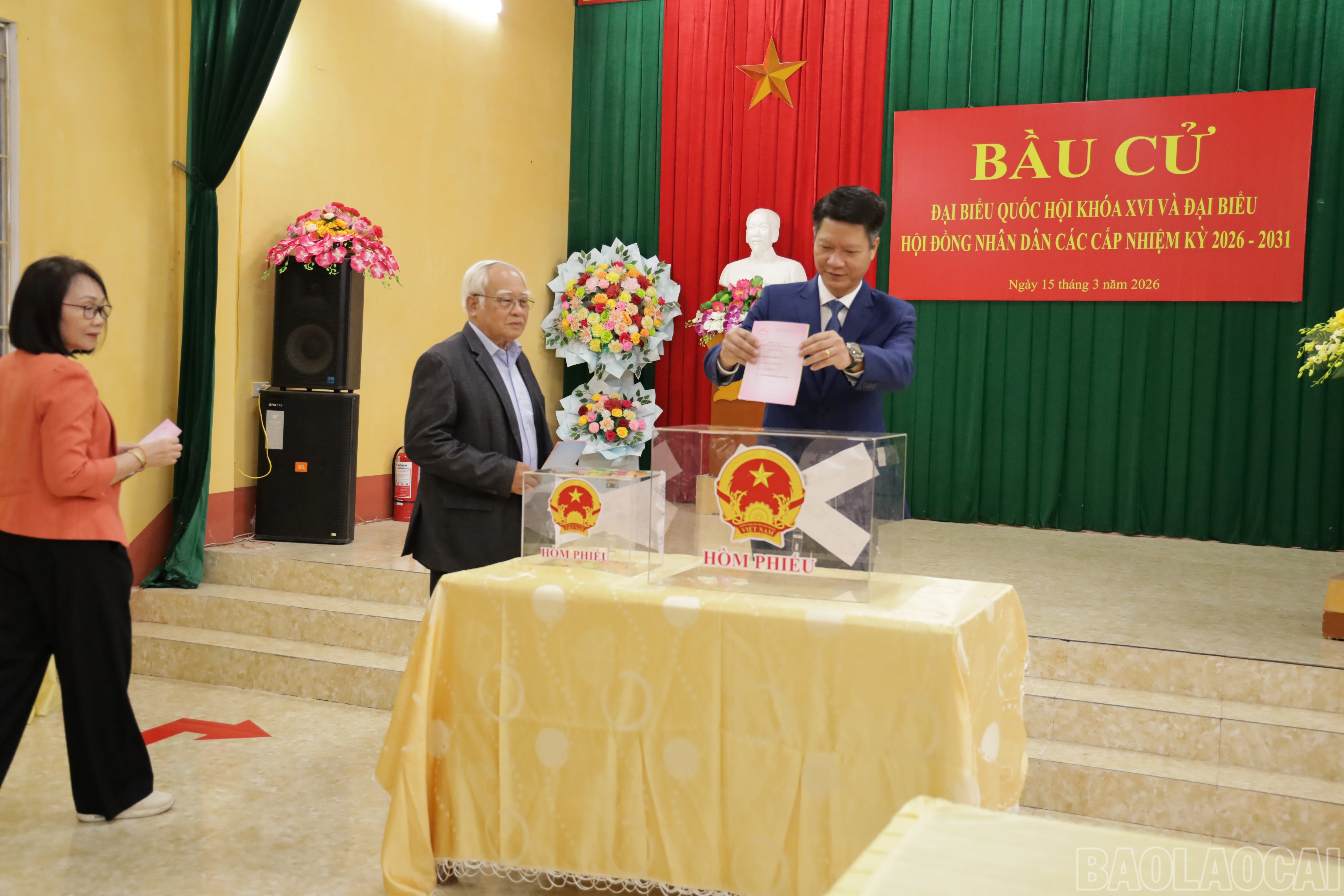 Phó Chủ tịch Thường Trực UBND tỉnh Nguyễn Thế Phước cùng cử tri bỏ phiếu tại khu vực bỏ phiếu số 1, phường Nghĩa Lộ.